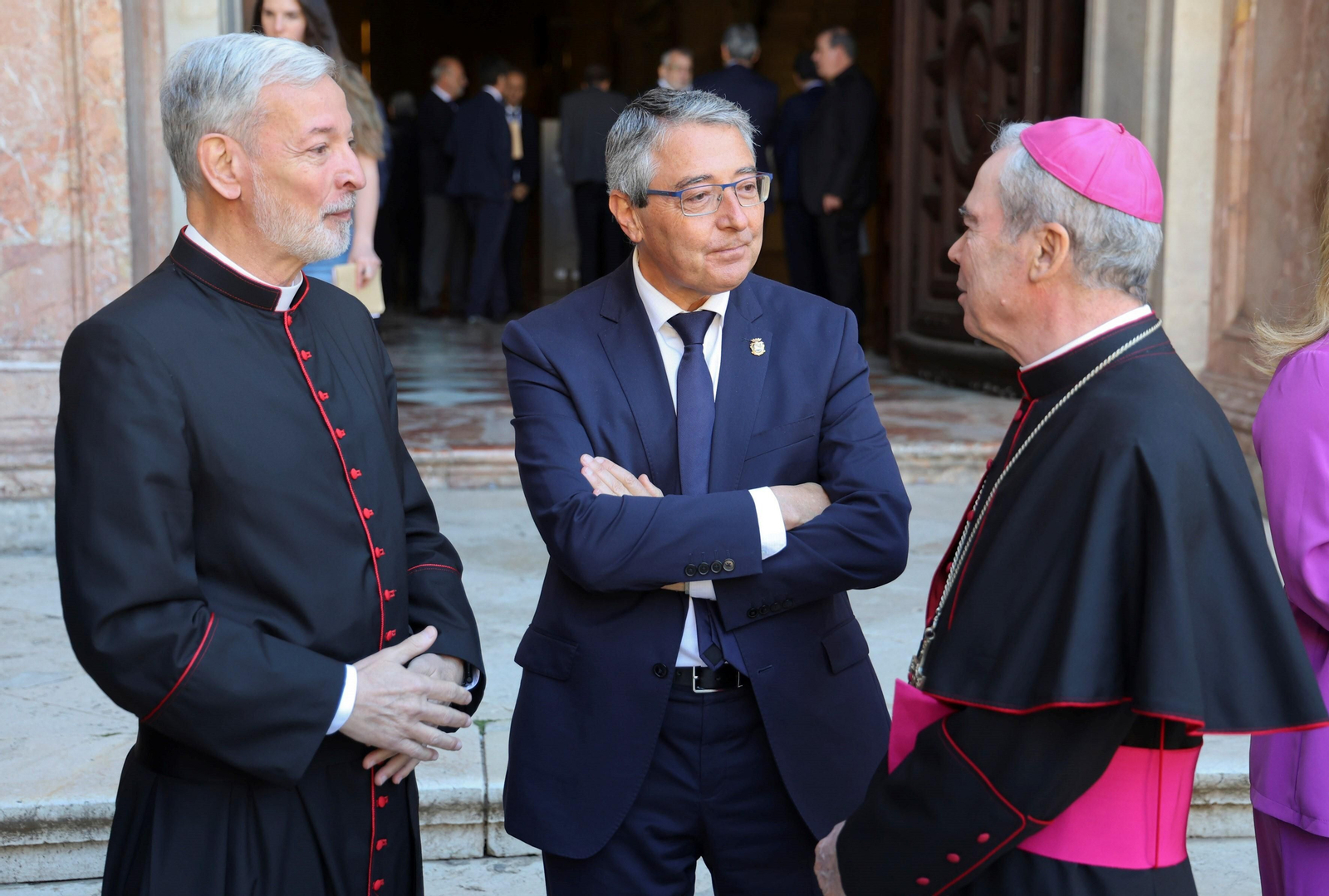 Colocan la primera viga de la nueva cubierta de la Catedral de Málaga, en fotos