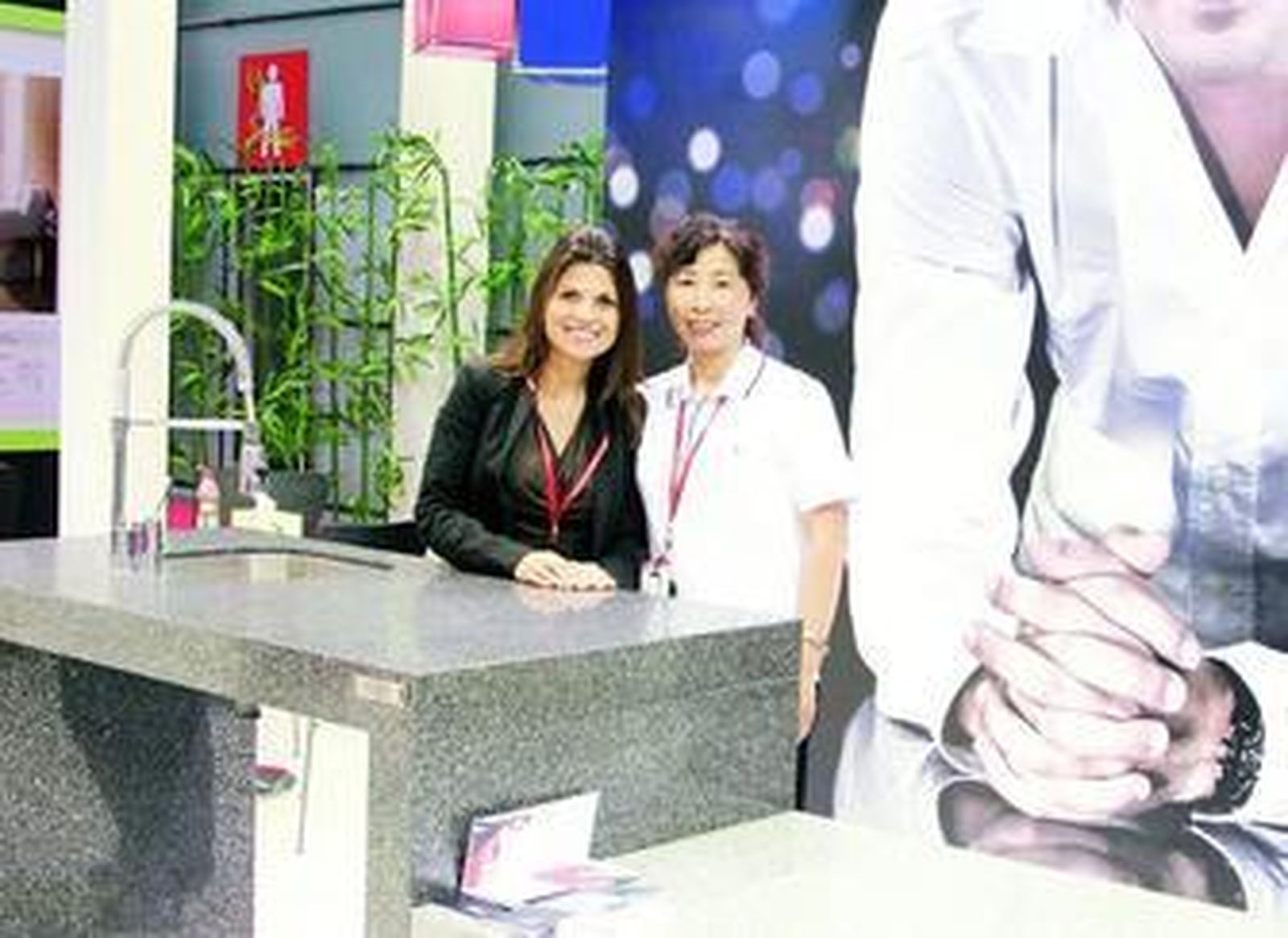 C. Herrada, directora comercial en Asia y Ms. Wang responsable en Pekín.