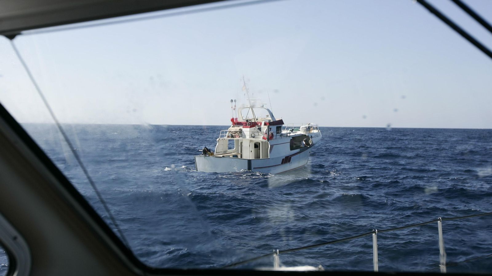 Un pesquero es observado desde una de las embarcaciones del Servicio de Reservas Marinas de Almería