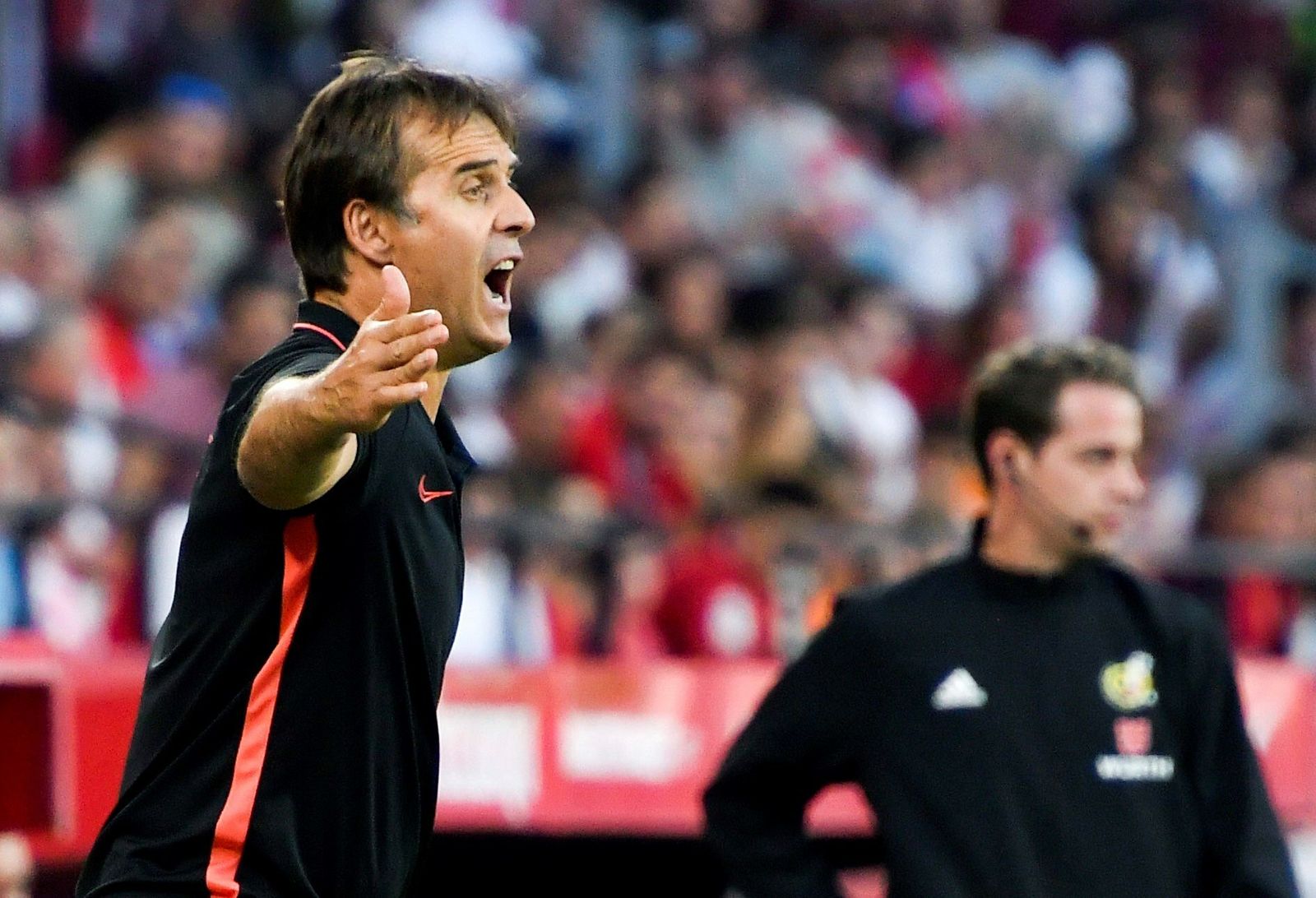 Lopetegui da instrucciones a sus futbolistas.