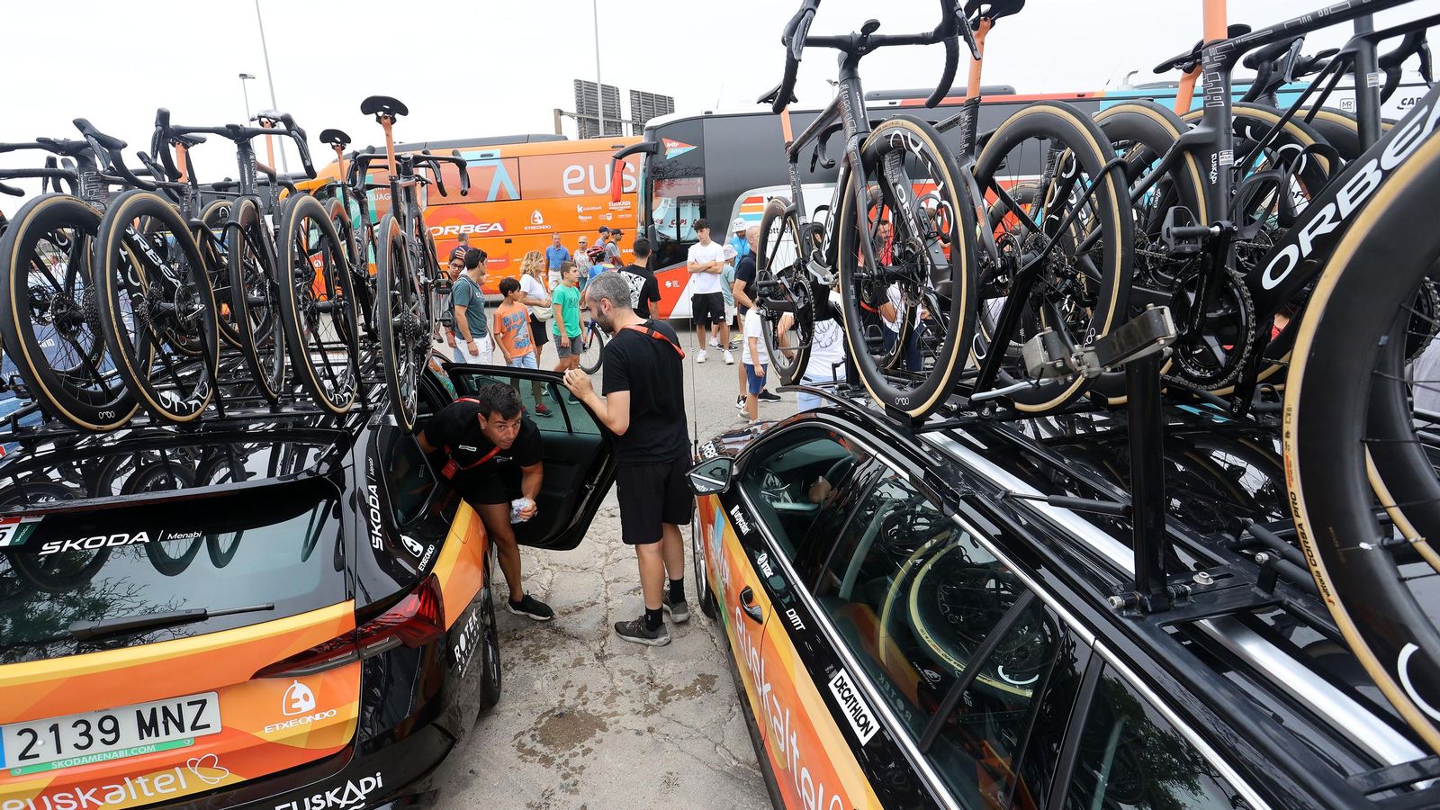 Así fue la salida de la Vuelta España desde Carrefour Sur en Jerez