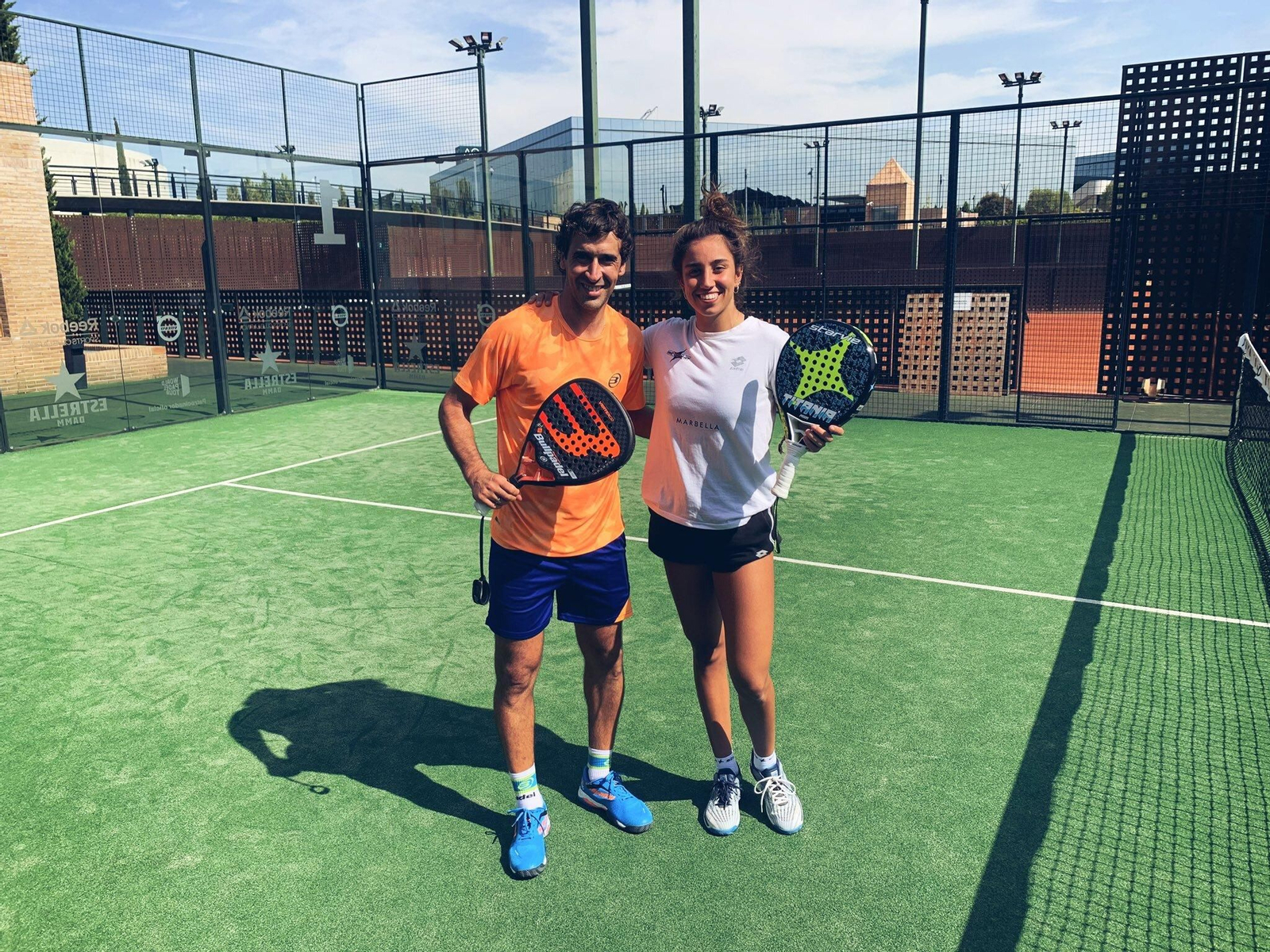 Bea González y Raúl González posan en una de las pistas de La Finca.