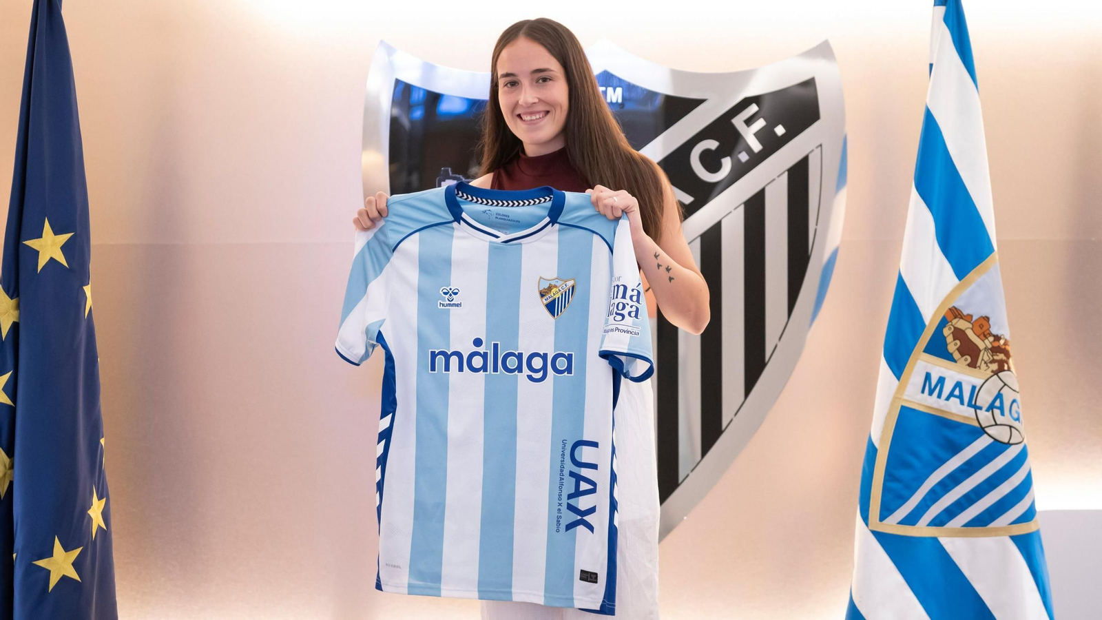 Belén Carrera posa con la camiseta del Málaga CF