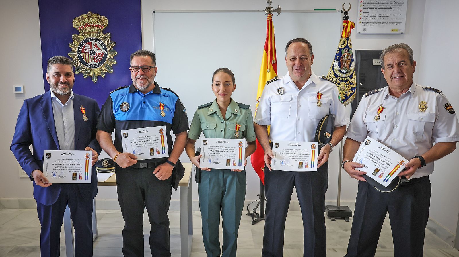 Manuel Mateo Aranda, fotoperiodista de Diario de Jerez, el vigilante municipal Juan José Fernández, la guardia civil Andrea Domínguez, el policía local José Antonio Morales y el policía nacional Diego Zapata, con sus medallas.