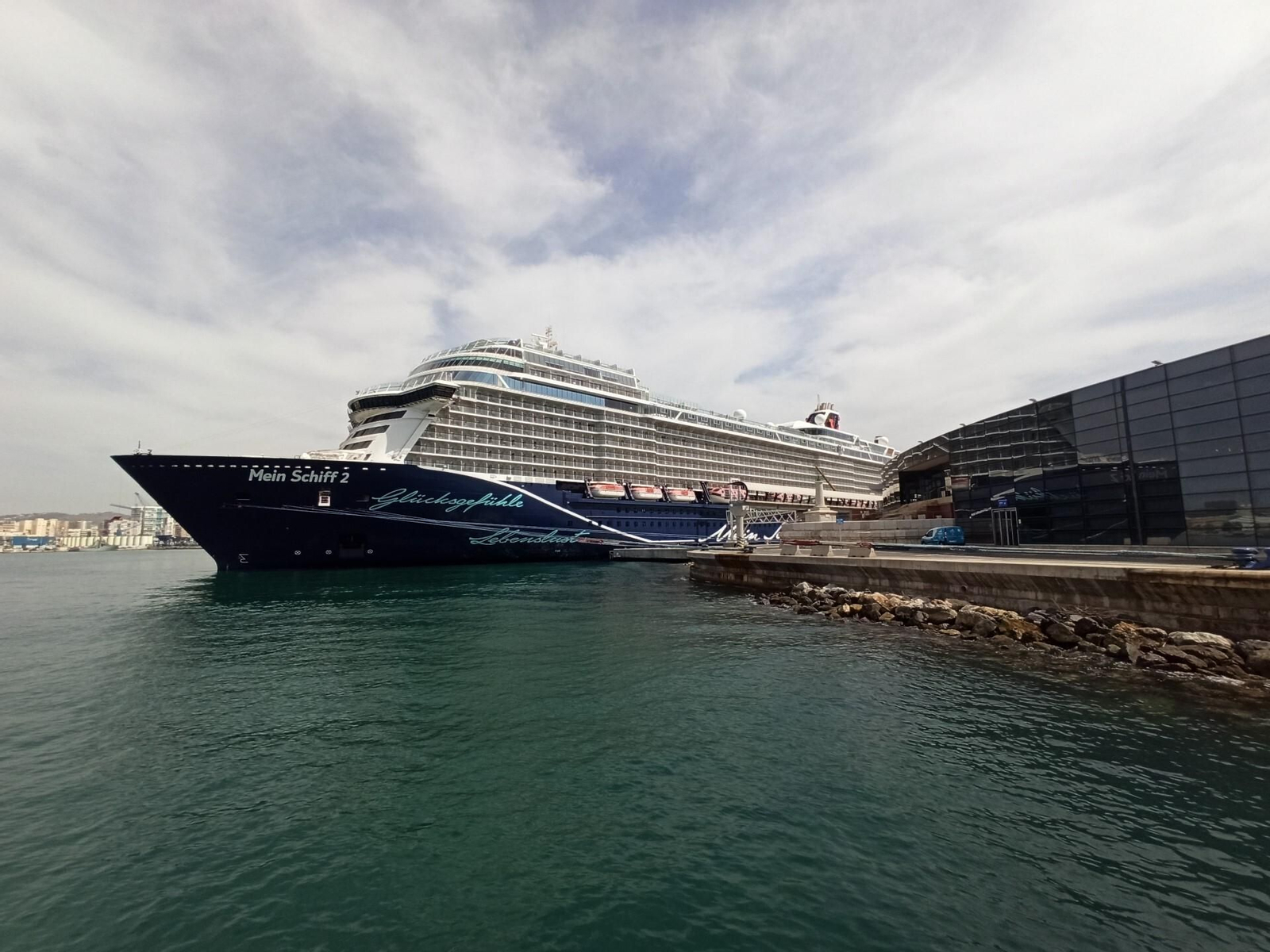 Buque 'Mein Schiff 2' reinaugurando la actividad crucerista tras 15 meses de parón por la pandemia