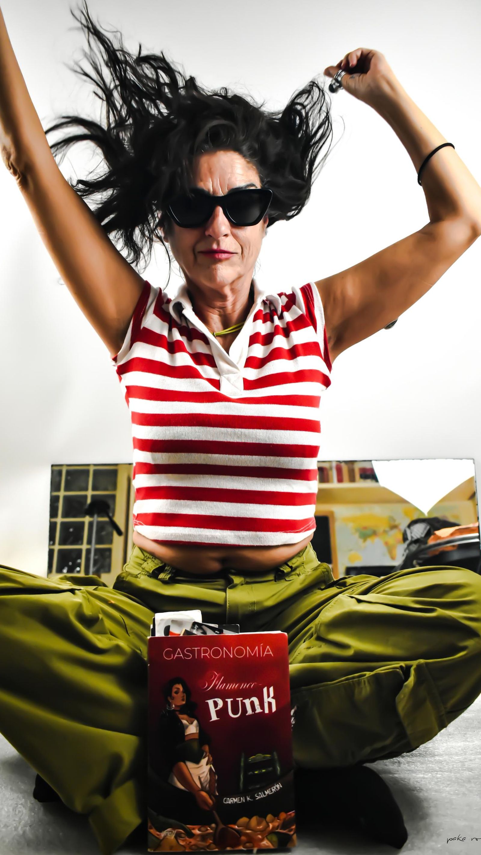 Carmen K. Salmerón, con su libro.