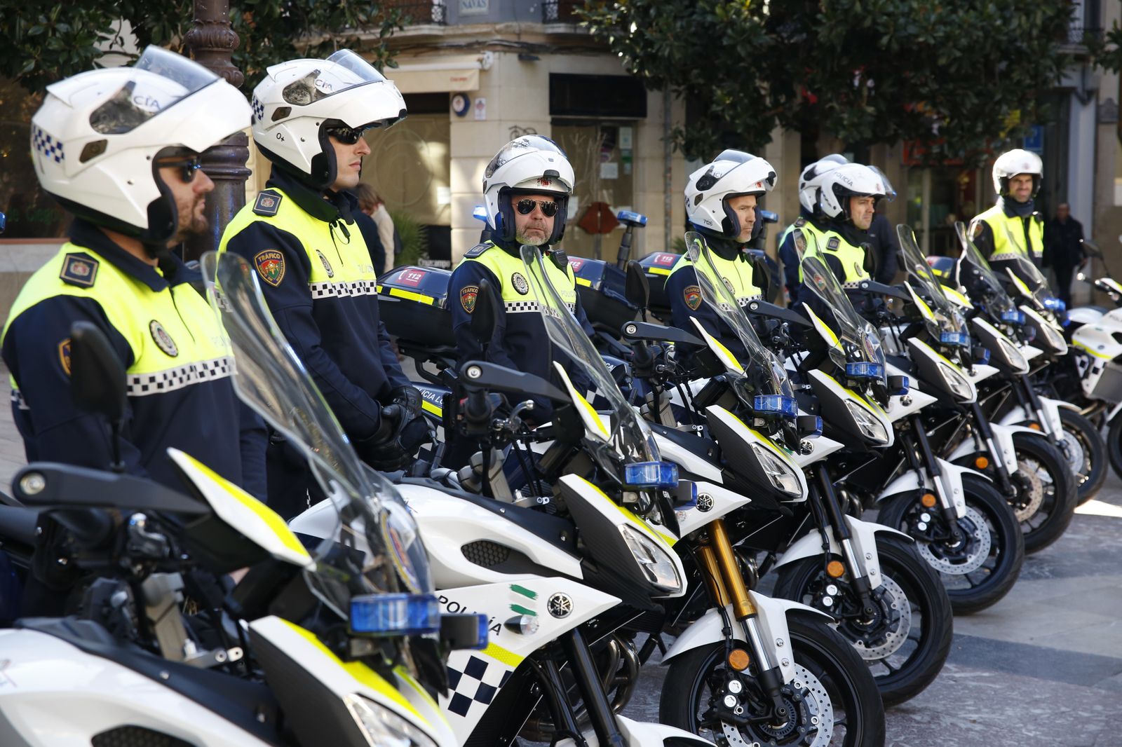 Agentes de la Policía Local durante la presentación de unas motos.