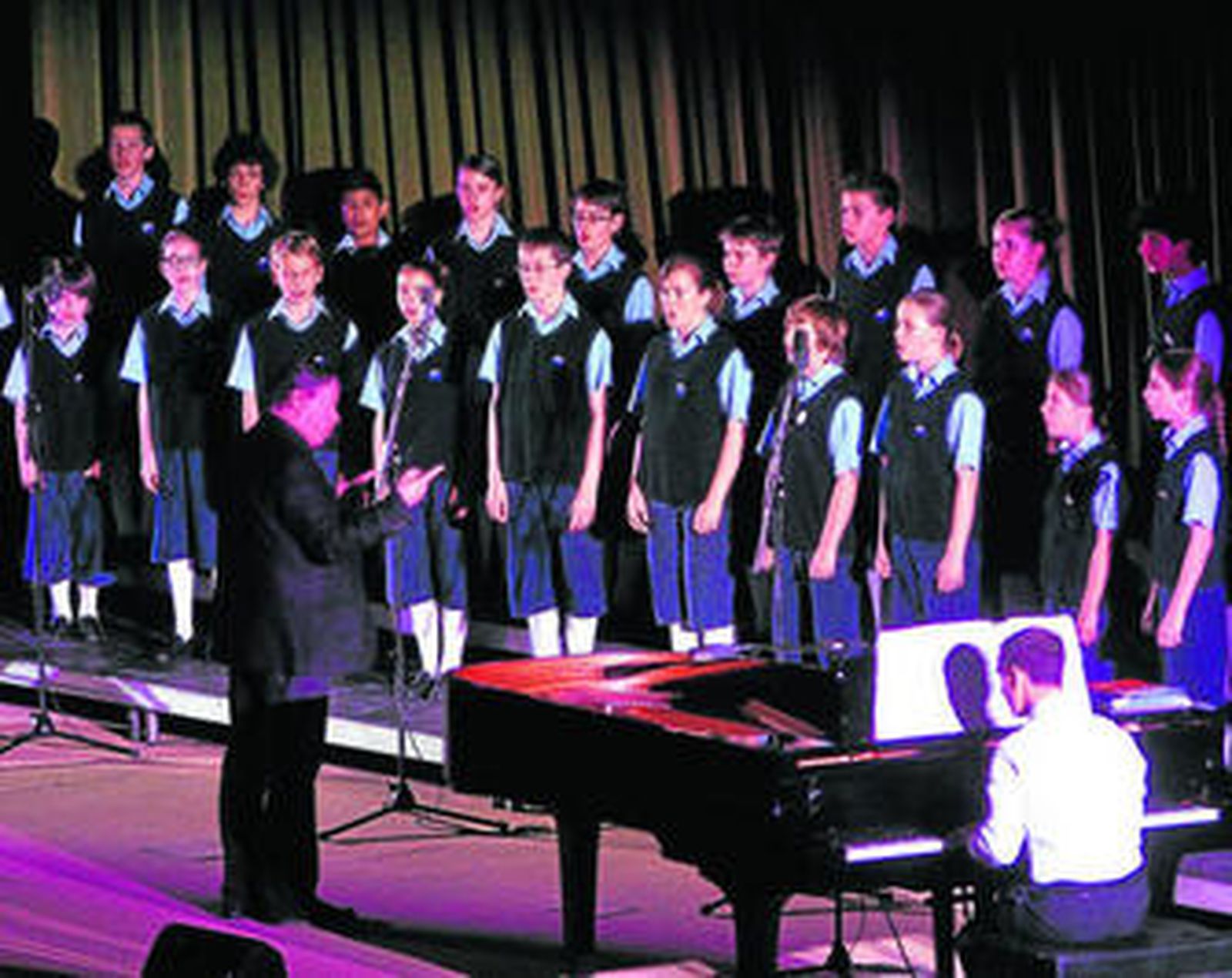 Los Chicos del Coro, ayer cantando en Fibes.