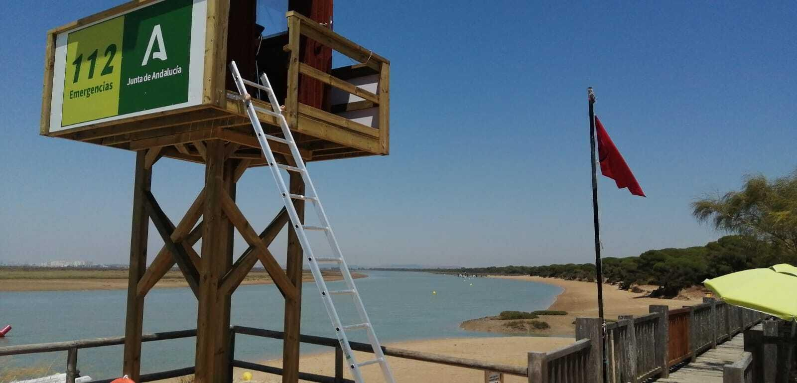 Bandera roja ya colocada en la playa del Río San Pedro este viernes.