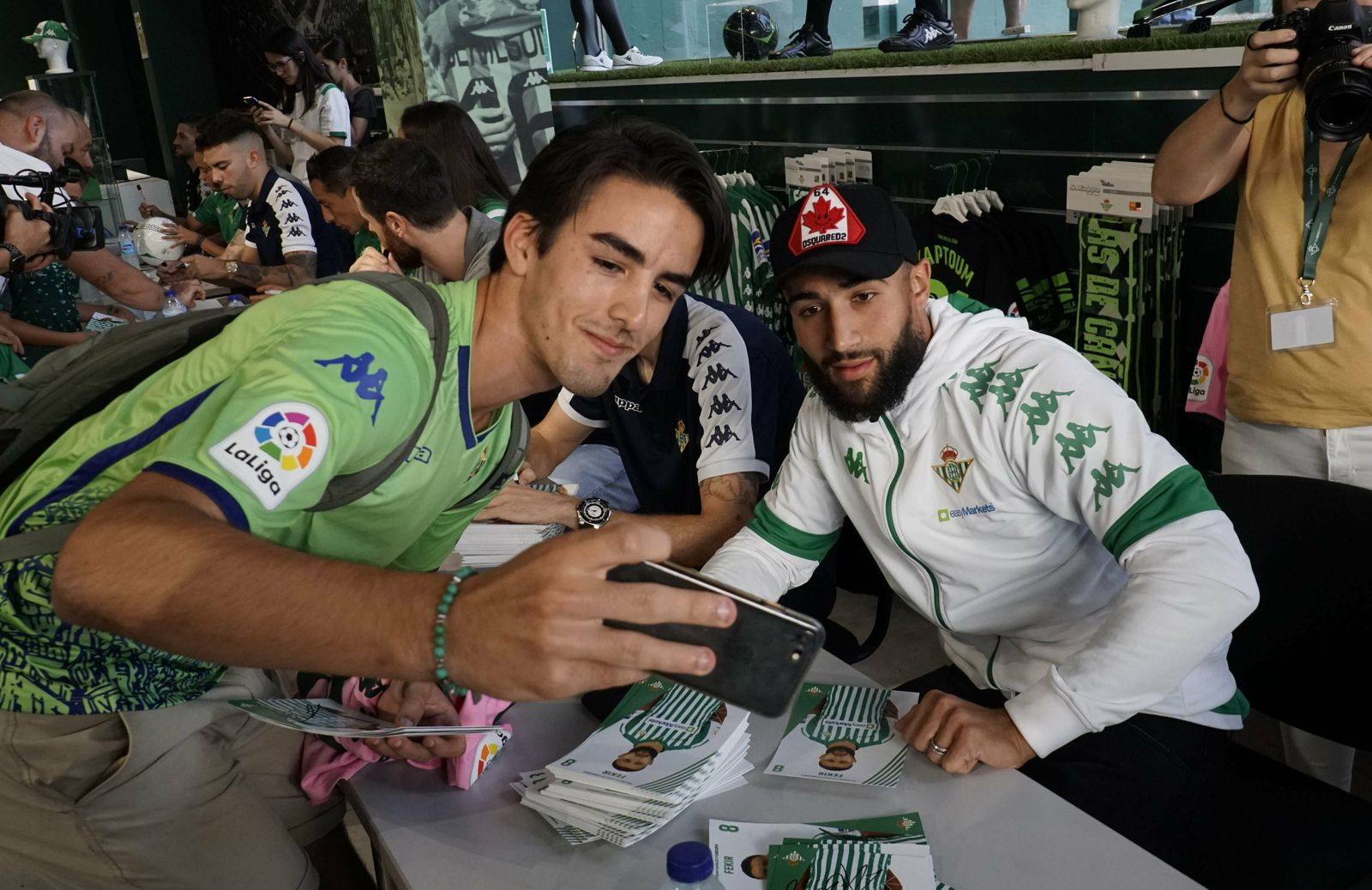Firma de autógrafos de los jugadores del Betis