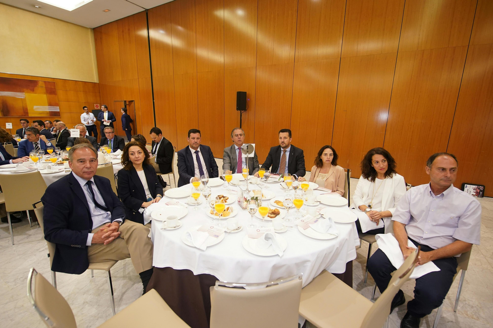 Las imágenes del desayuno-coloquio con Isabel García Tejerina