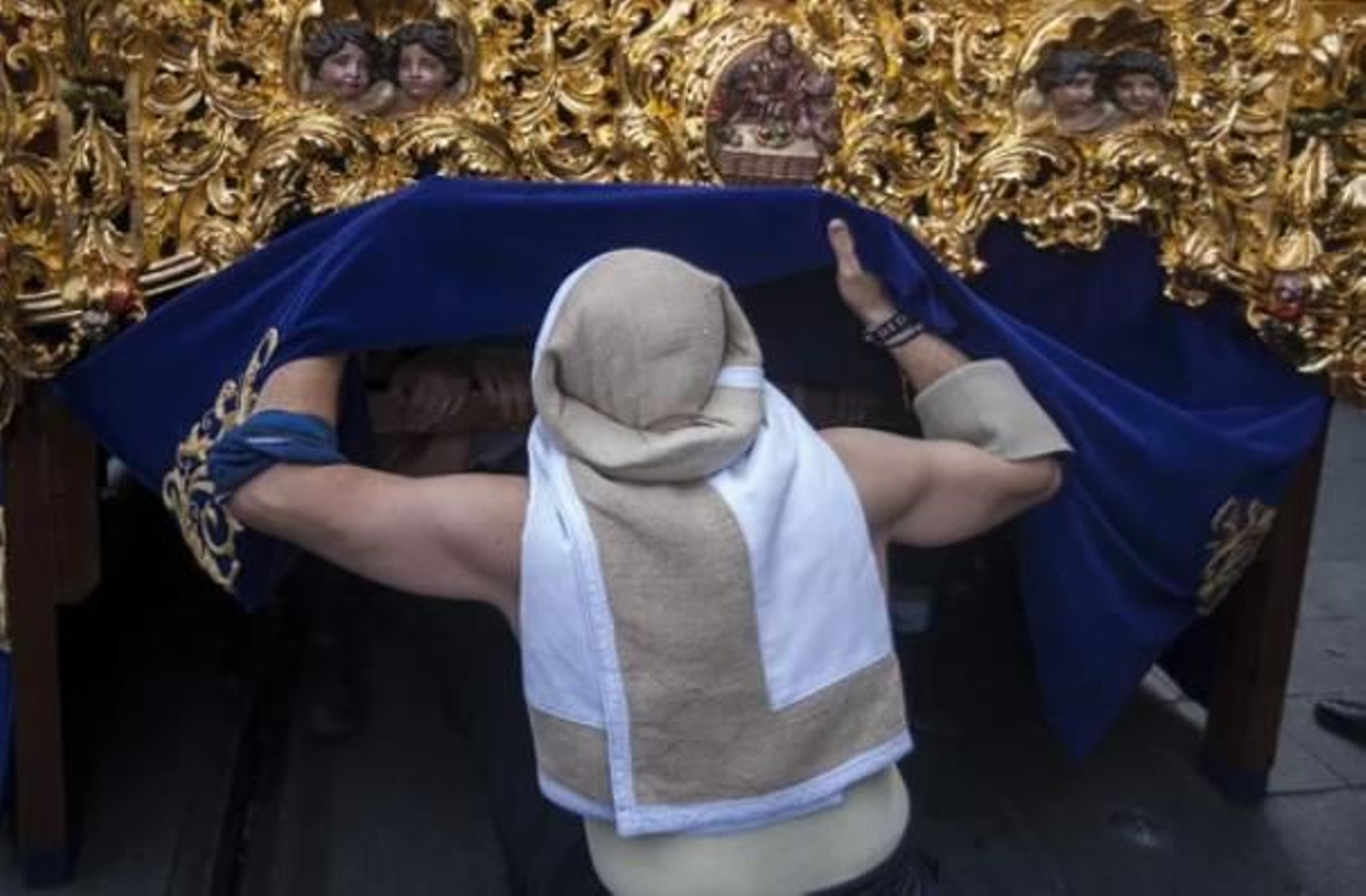 Los mayores riesgos para la salud que pueden sufrir los costaleros durante Semana Santa y cómo prevenirlos