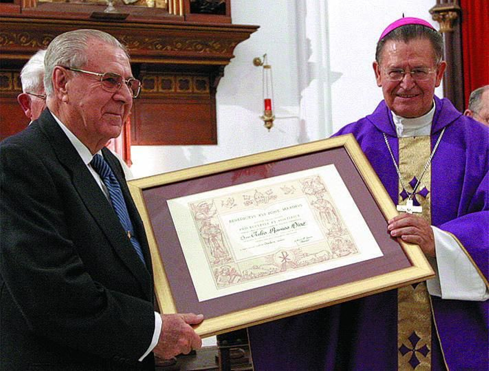 Julio Ramos (izquierda) con el obispo Ceballos en el acto de entrega de la Cruz Pro Ecclesia et Pontifice en 2007.