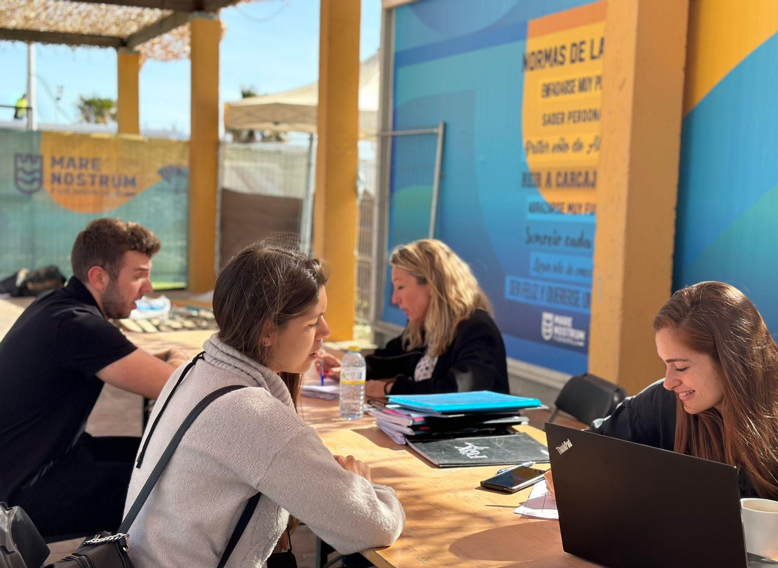 Dos candidatos realizando entrevistas de trabajo durante el proceso de selección. Dos candidatos realizando entrevistas de trabajo durante el proceso de selección.