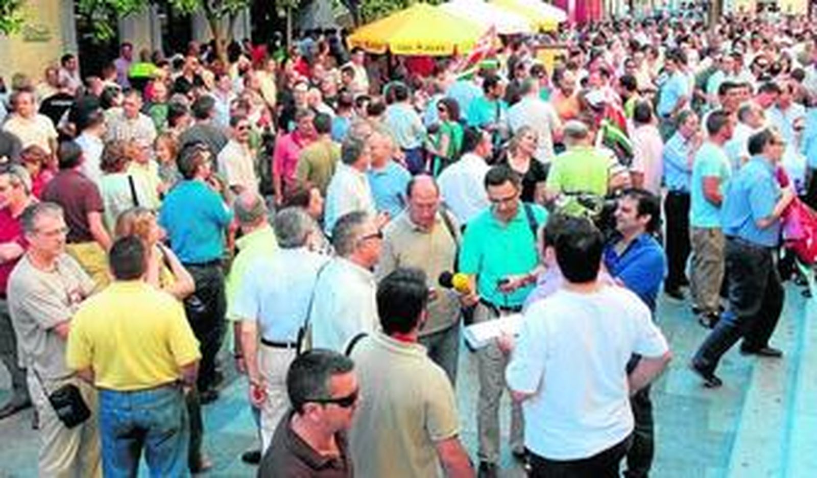 Trabajadores municipales concentrados ante el Consistorio, el pasado año.