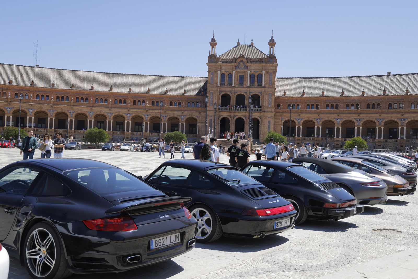 Las imágenes del 60º aniversario  del Porche 911 en la Plaza de España de Sevilla