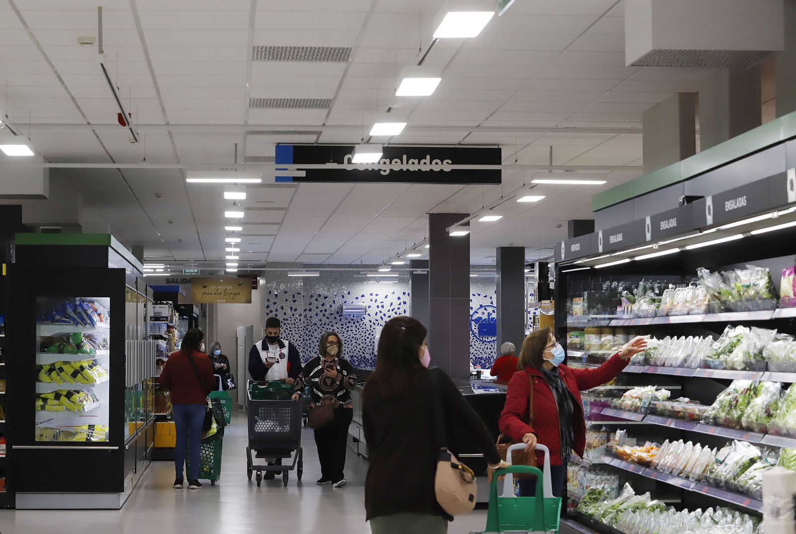 Imágenes de las mejoras del Mercadona de La Palma del Condado para el ahorro energético