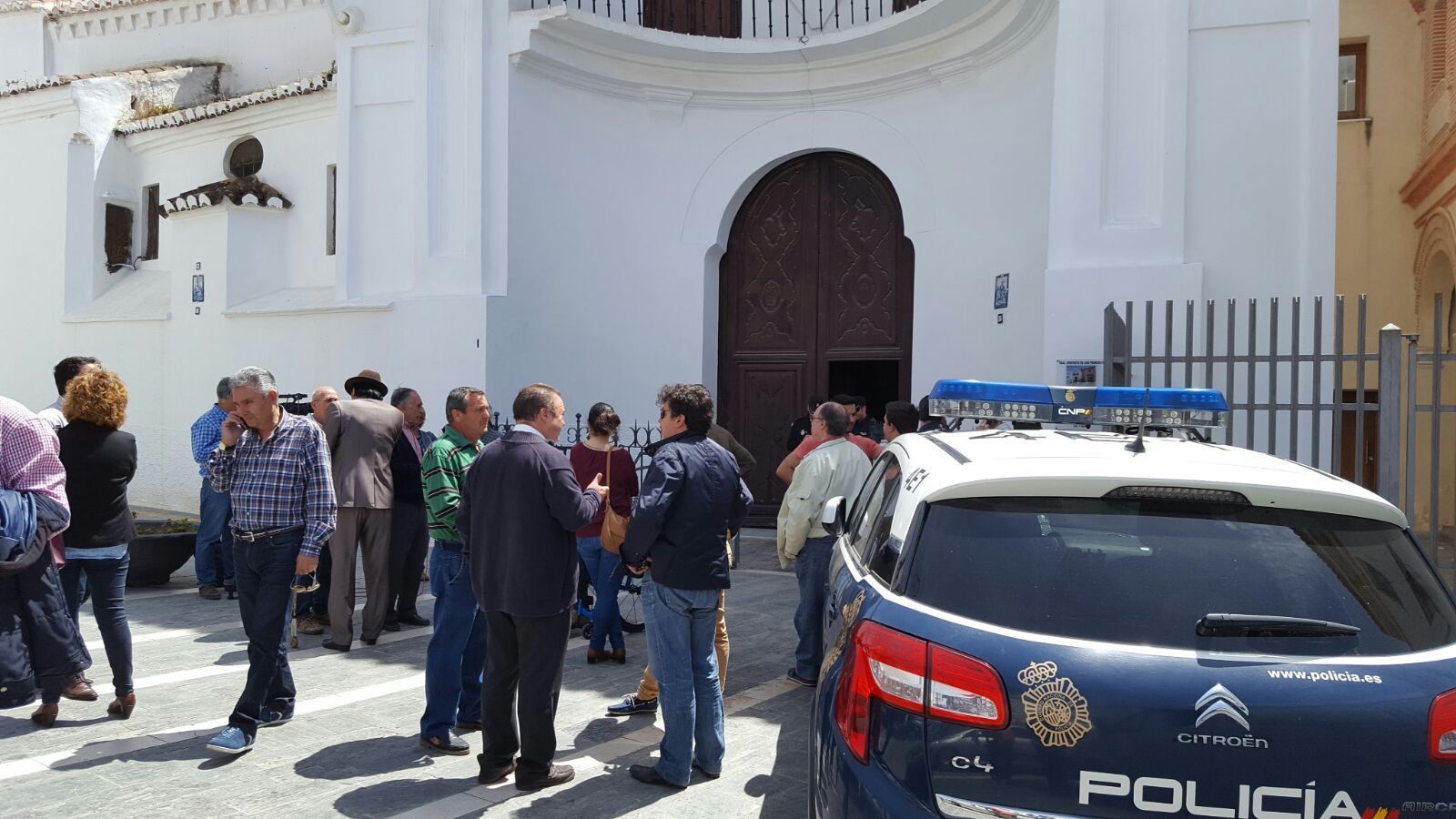 Iglesia de San Francisco, sede de la cofradía del Huerto y Los Desamparados. Arriba, la ropa manchada de gasolina.