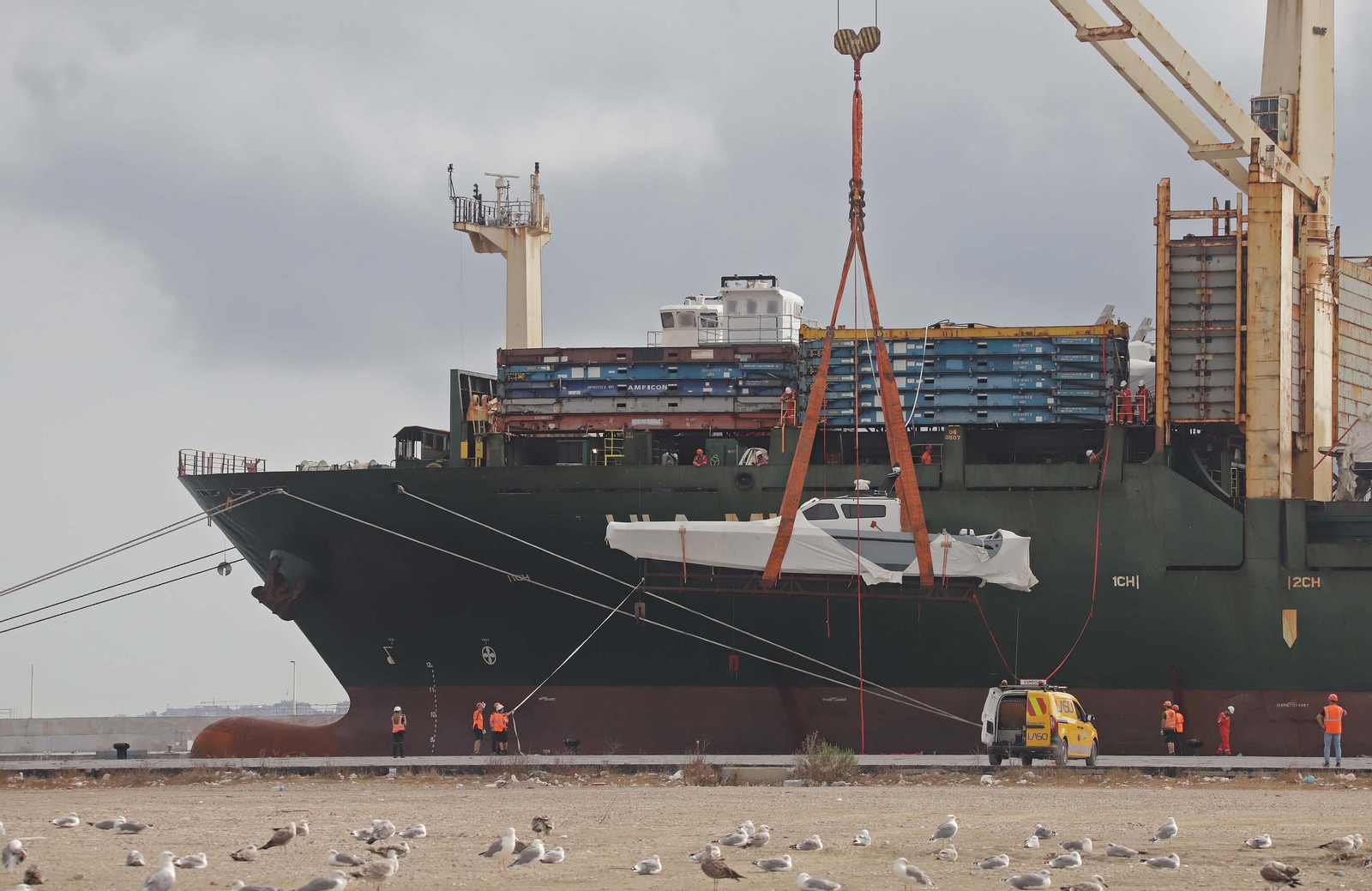 Fotos del dispositivo de descarga de las embarcaciones del buque Lila Mumbai en el Puerto de Algeciras