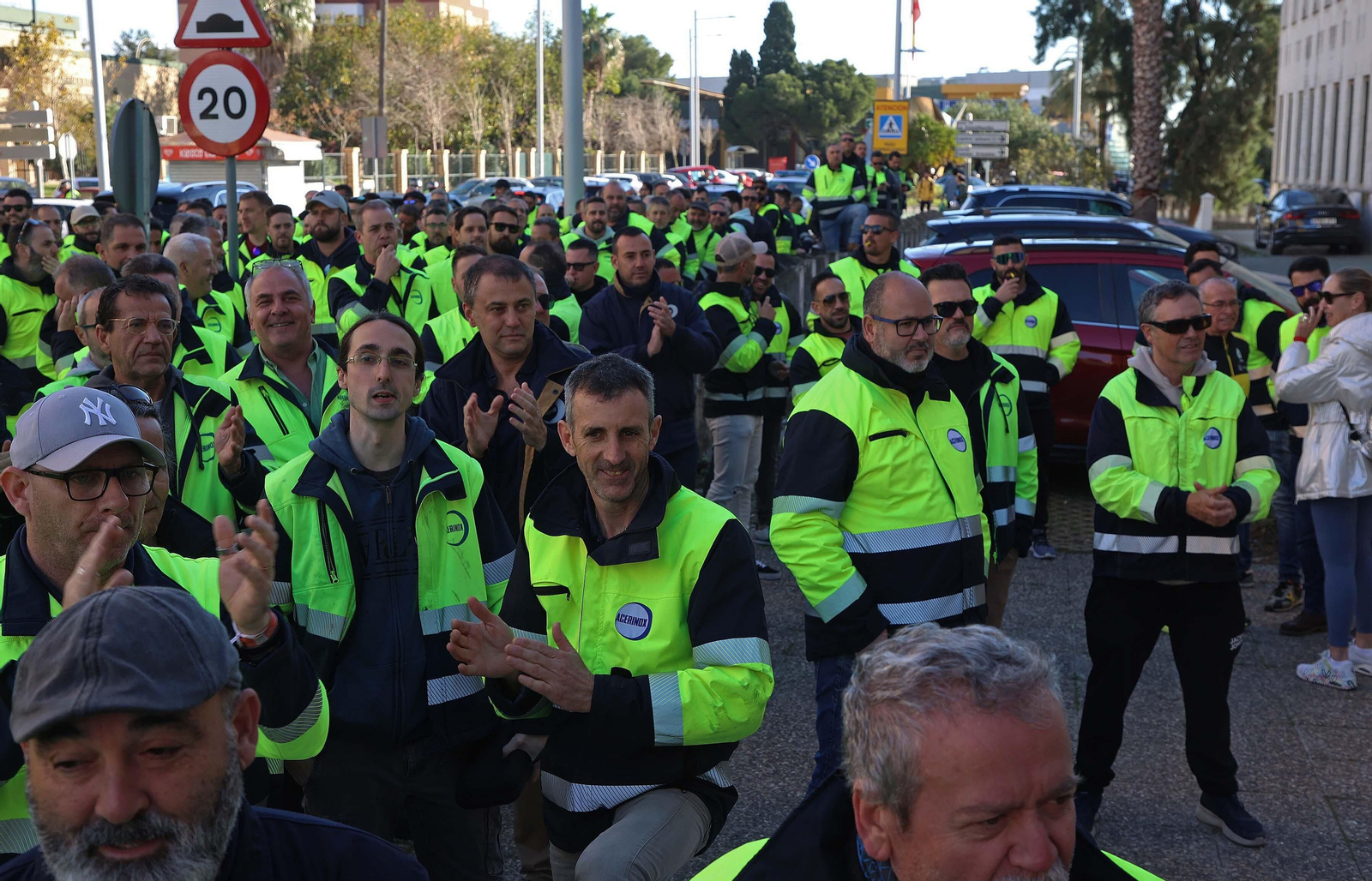 Imágenes de la entrada a los juzgados de los delegados sindicales de Acerinox en Algeciras