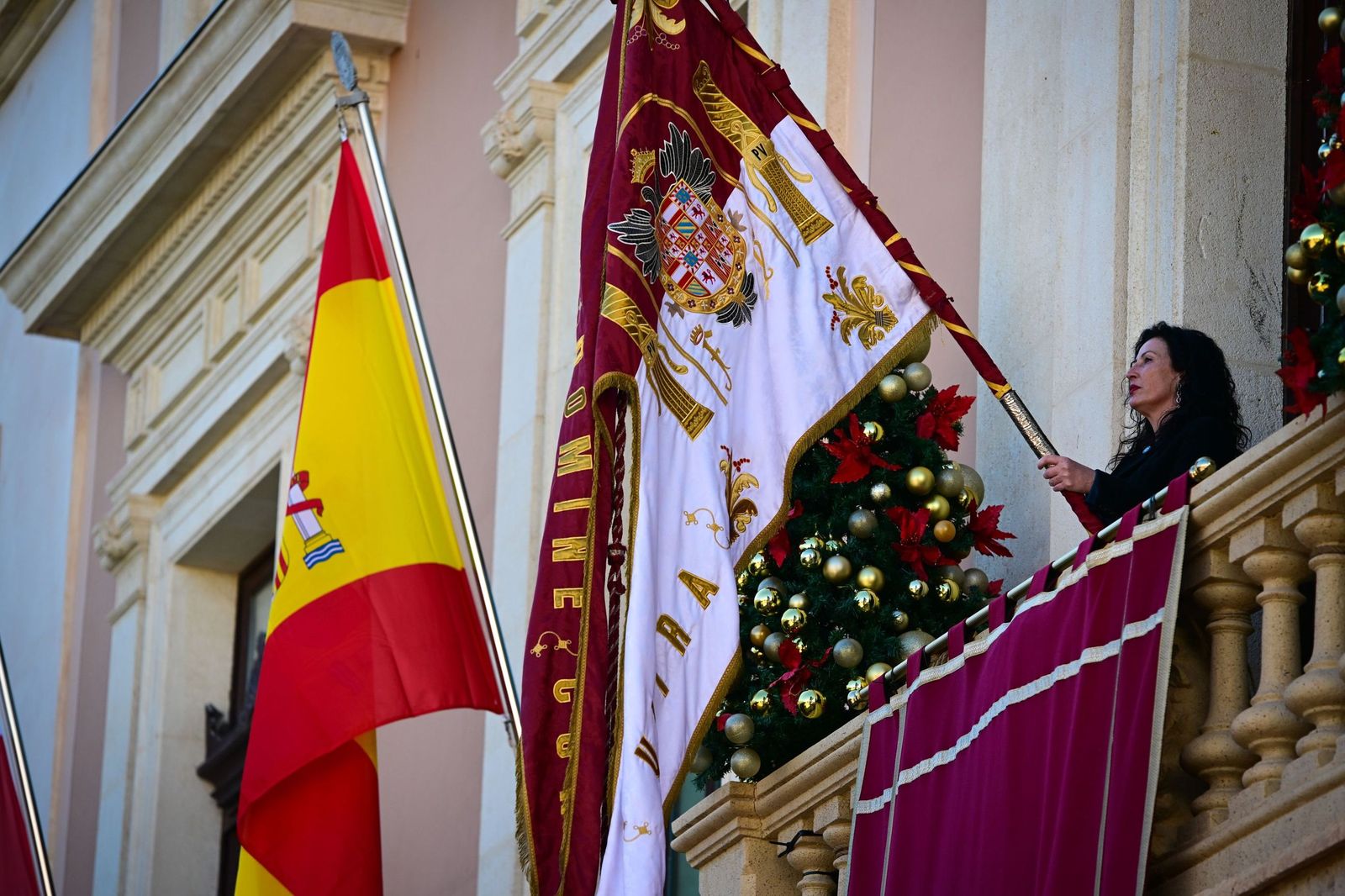 La alcaldesa tremola el Pendón desde el balcón de la Casa Consistorial