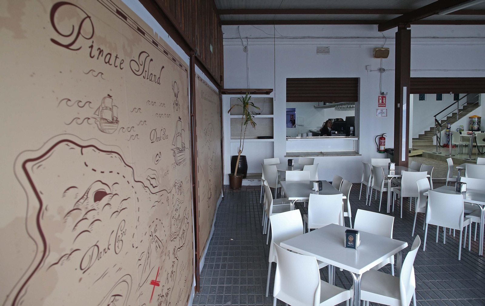 Fotos del nuevo Café Pirata en el paseo de la playa de  Getares