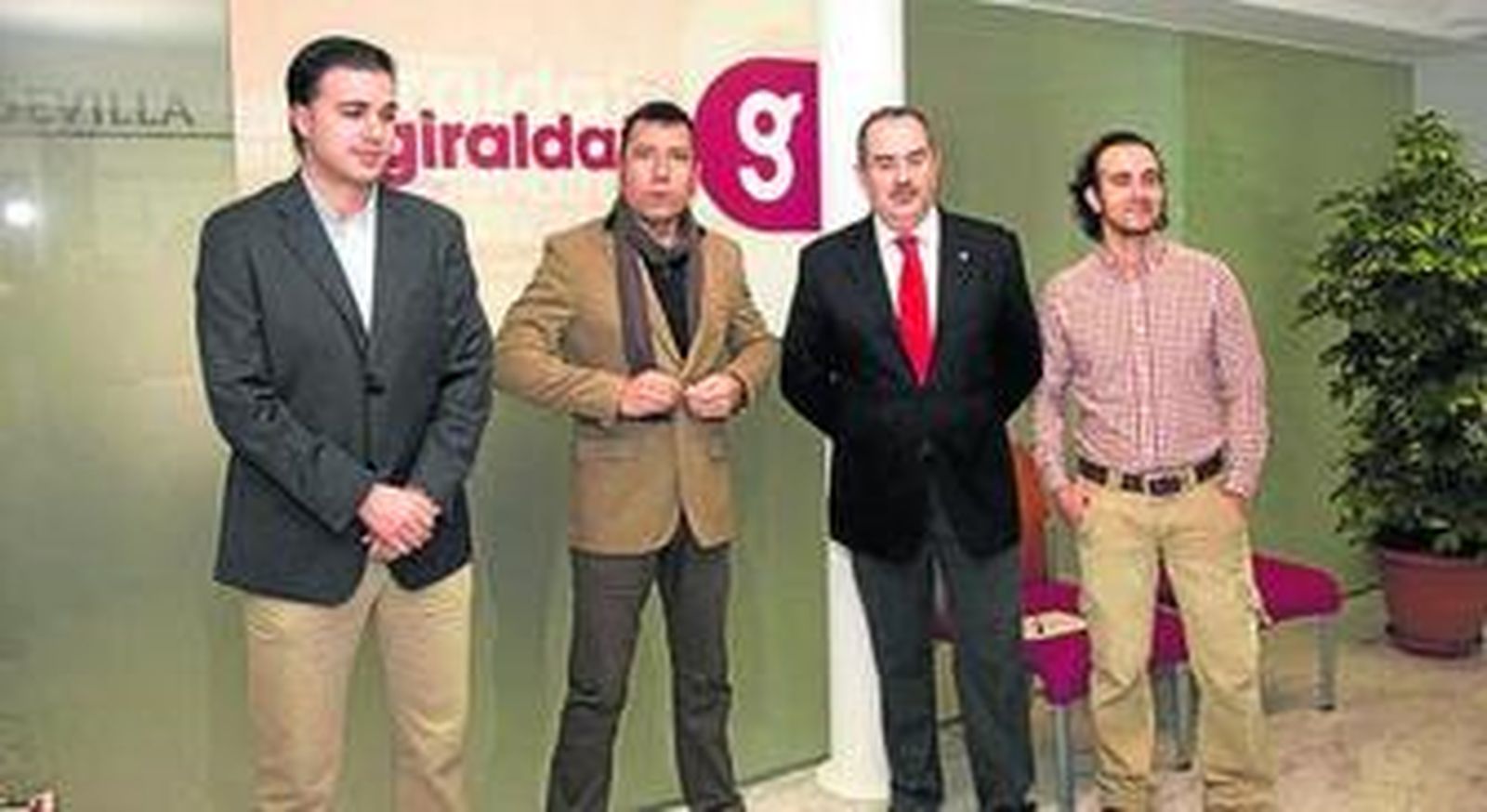 El director de Giralda TV, Antonio Silva, posa con algunos presentadores.