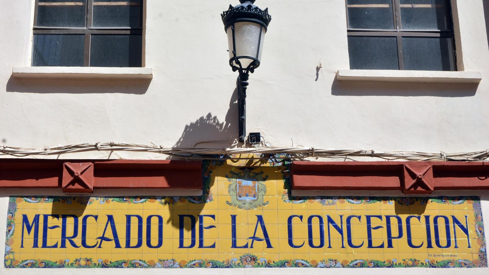 El azulejo de la entrada principal al Mercado de la Concepción, que será retirado y vuelto a colocar. El azulejo de la entrada principal al Mercado de la Concepción, que será retirado y vuelto a colocar.