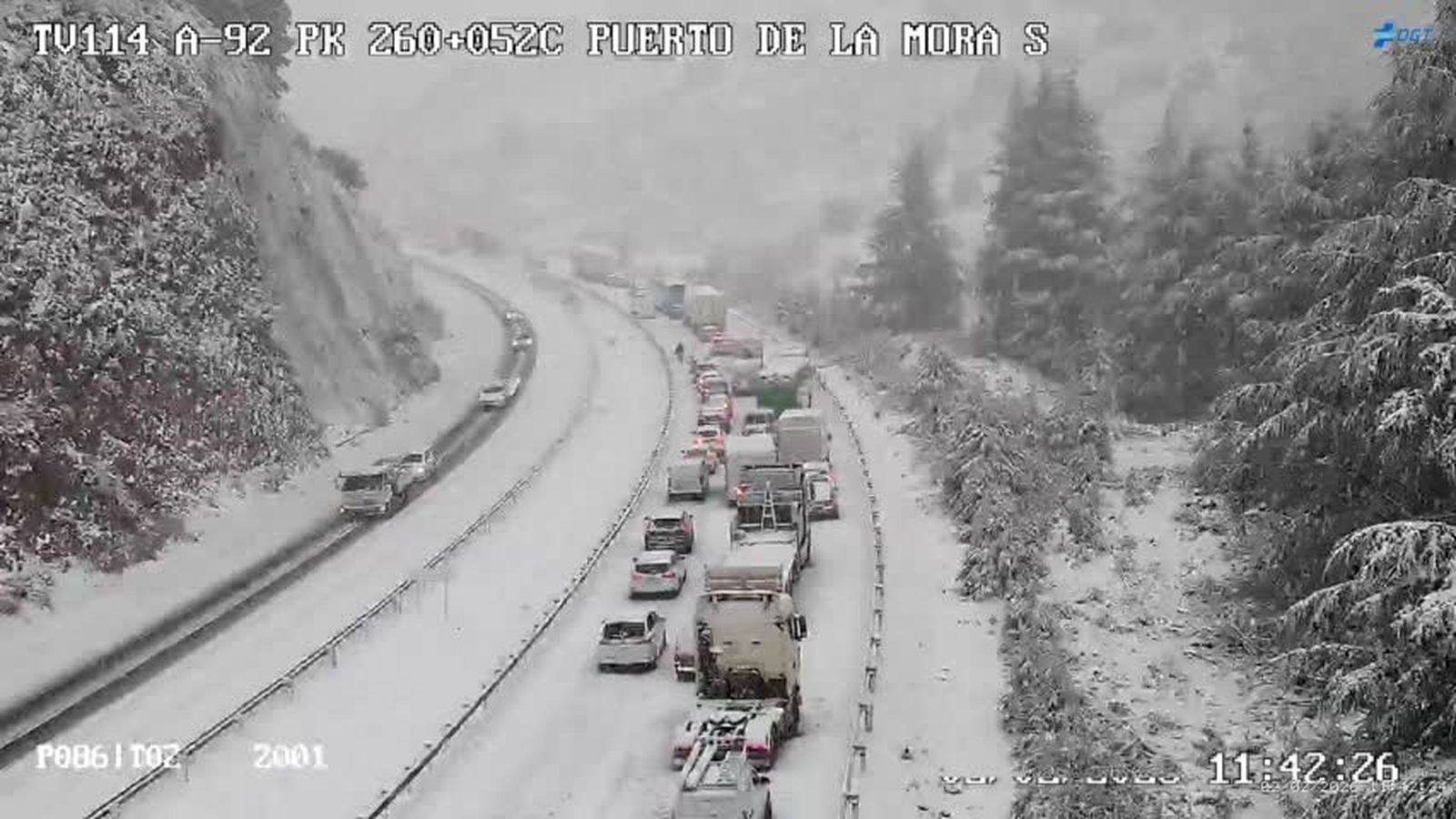 Vehículos en la A92, en el Puerto de la Mora.