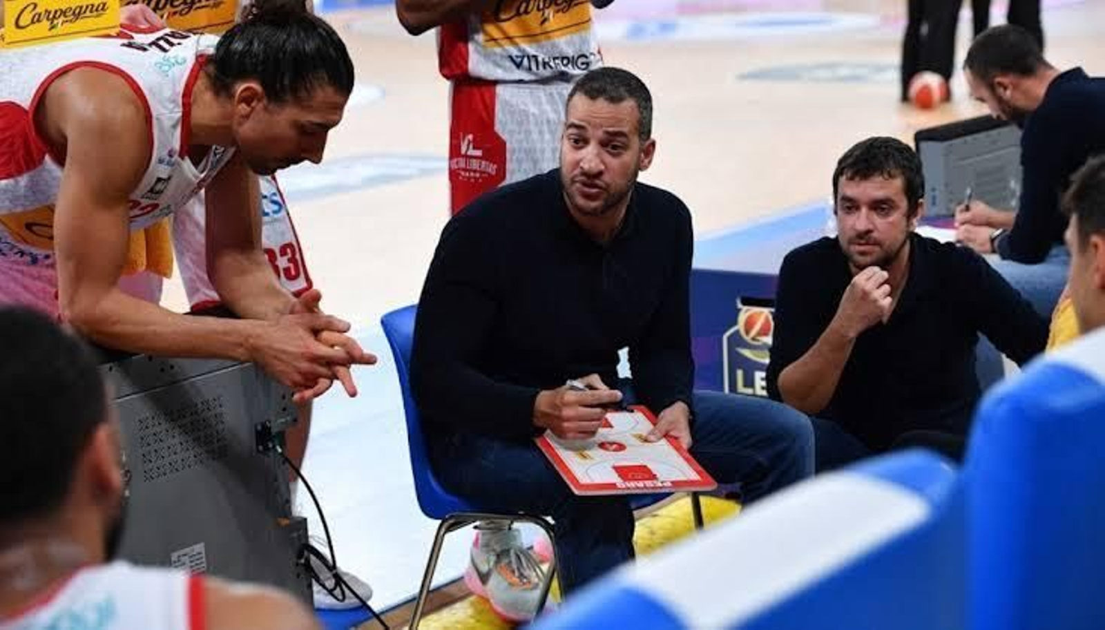 Bruno Savignani da instrucciones durante su época como asistente en Pesaro.