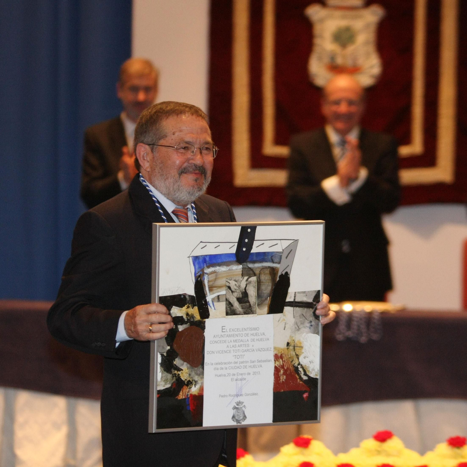 Vicente Toti recoge la Medalla de Huelva.