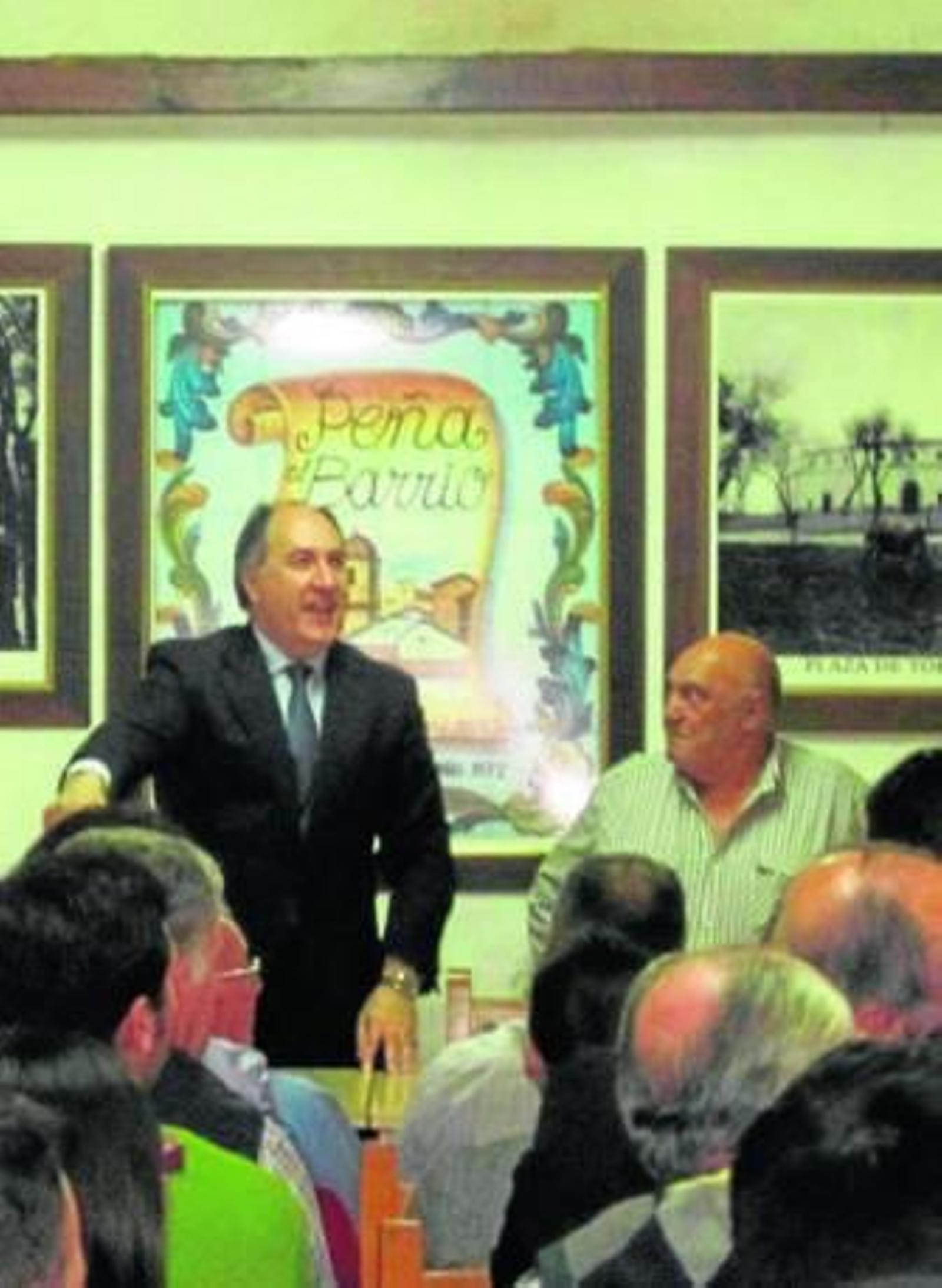 Landaluce, durante su encuentro con los miembros de la peña El Barrio.