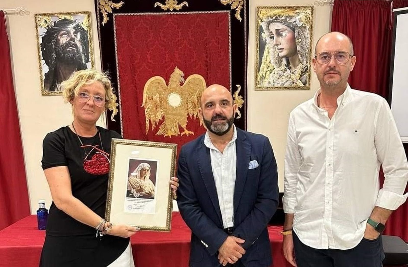 Ana Infante de la Torre junto a miembros de la hermandad de la Merced.