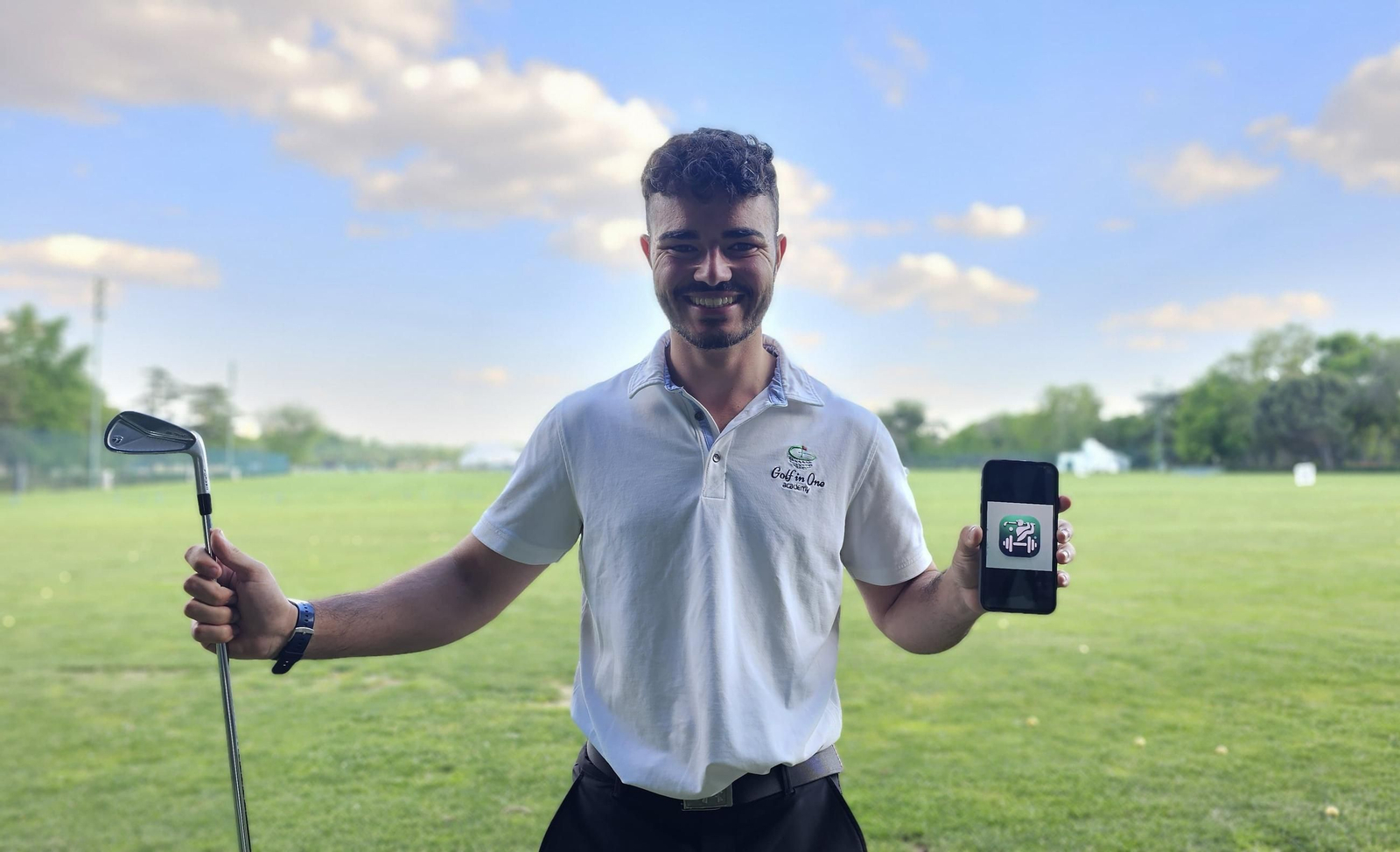 Eduardo Lozano, con la portada de la app.