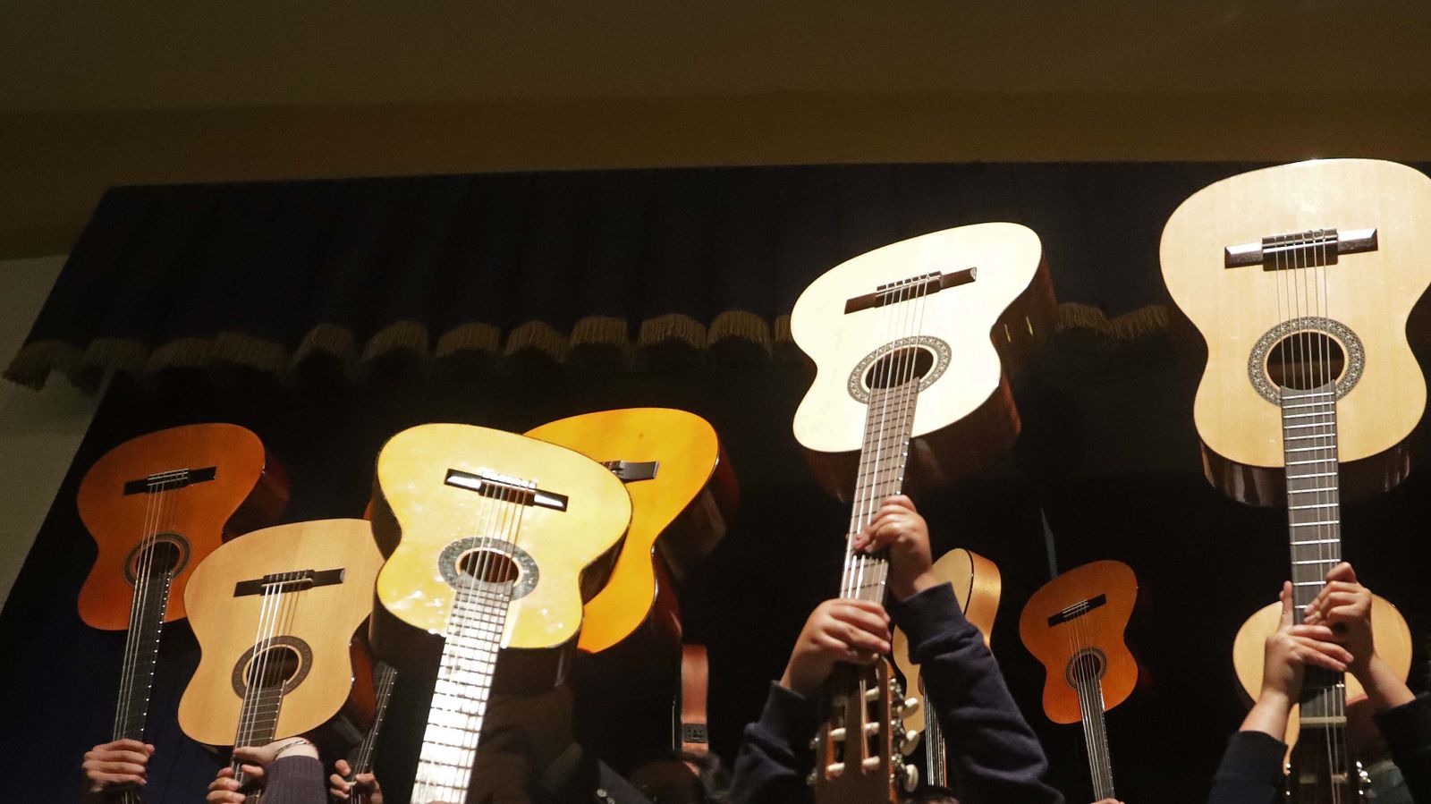 Fotos del acto 'Guitarras al cielo por Paco' en Algeciras