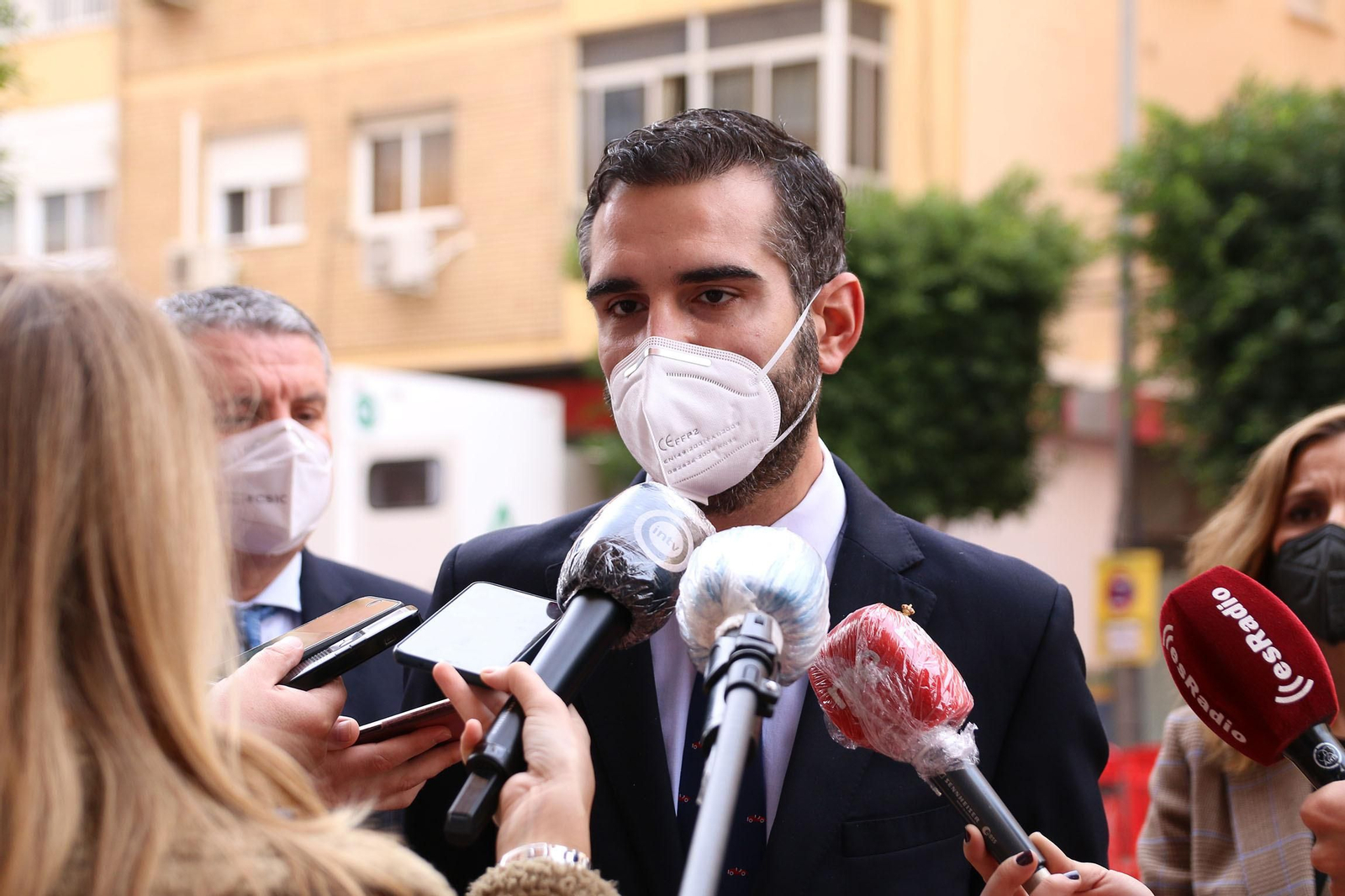 El alcalde de Almería ha visitado esta mañana la unidad móvil de la COVID.