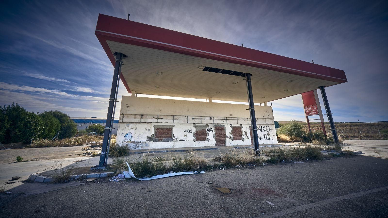 Una gasolinera cerrada entre El Cuervo y Los Palacios.