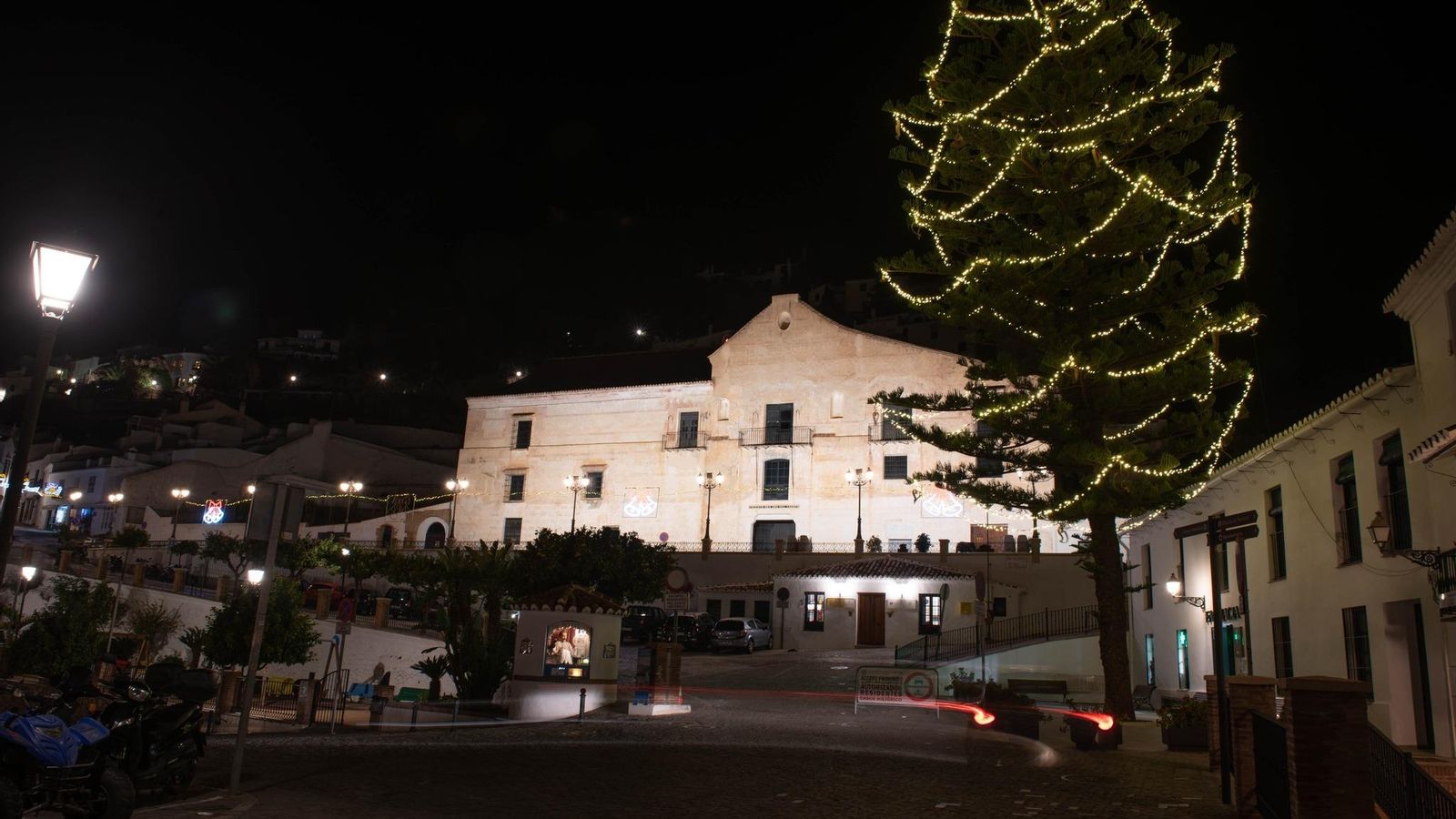 Frigiliana, con su decoración navideña del pasado año. Frigiliana, con su decoración navideña del pasado año.