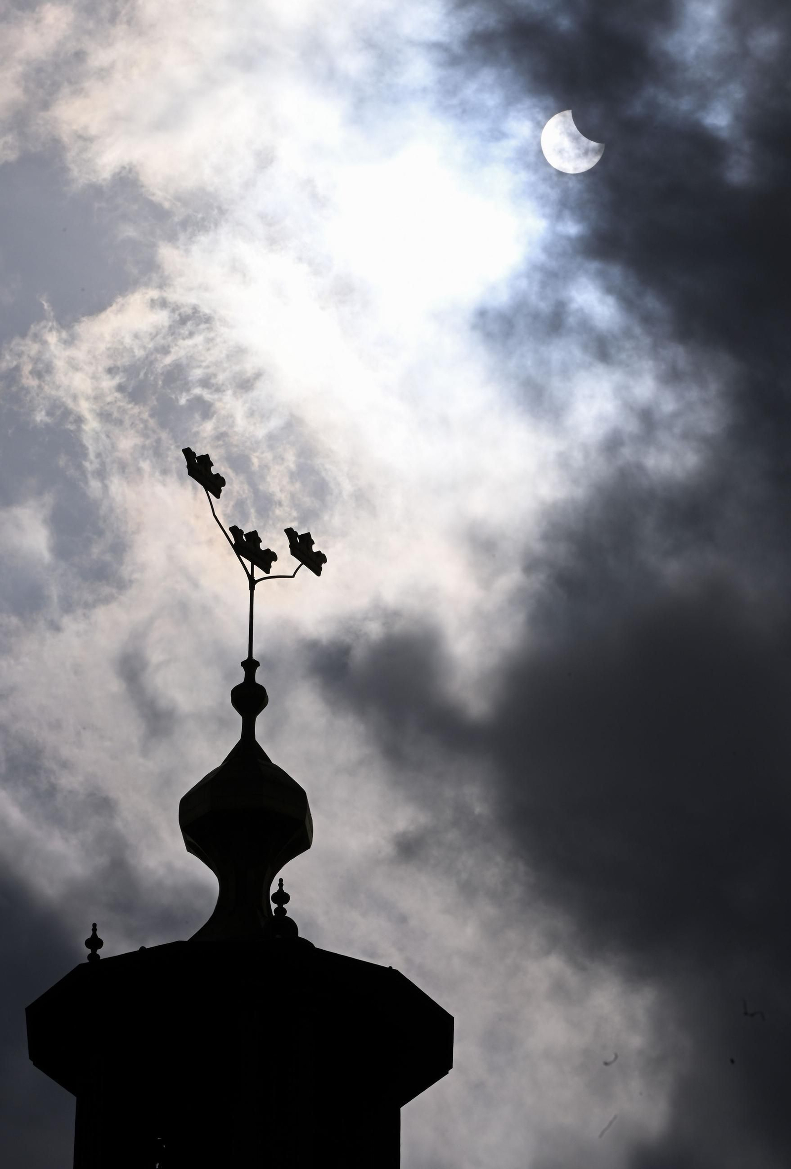 Las mejores imágenes del eclipse solar parcial que se ha podido ver desde Andalucía