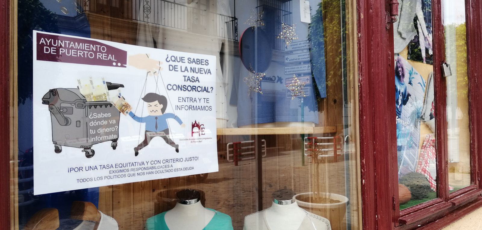 Uno de los carteles que algunos comerciantes han colocado en sus escaparates en referencia a la tasa