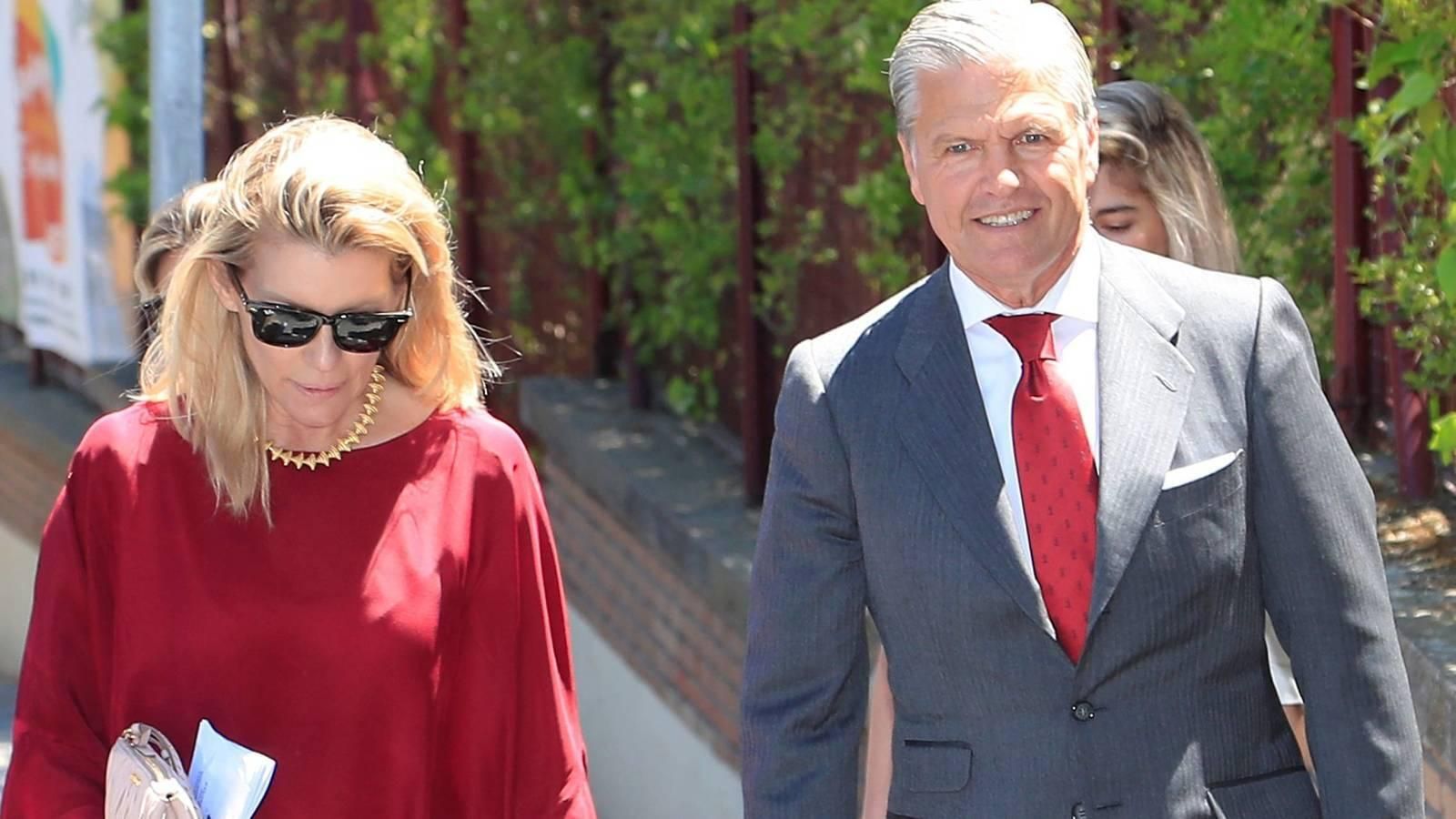 Espartaco y Patricia, con su hija hace unos días en Sevilla, ayudándole con los preparativos.