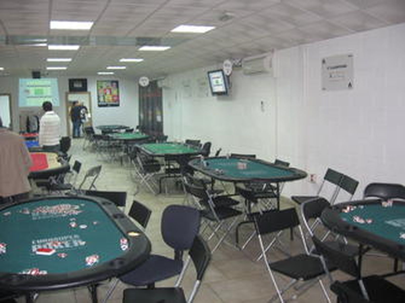 Cae un casino ilegal que organizaba partidas de póquer en un nave de Málaga