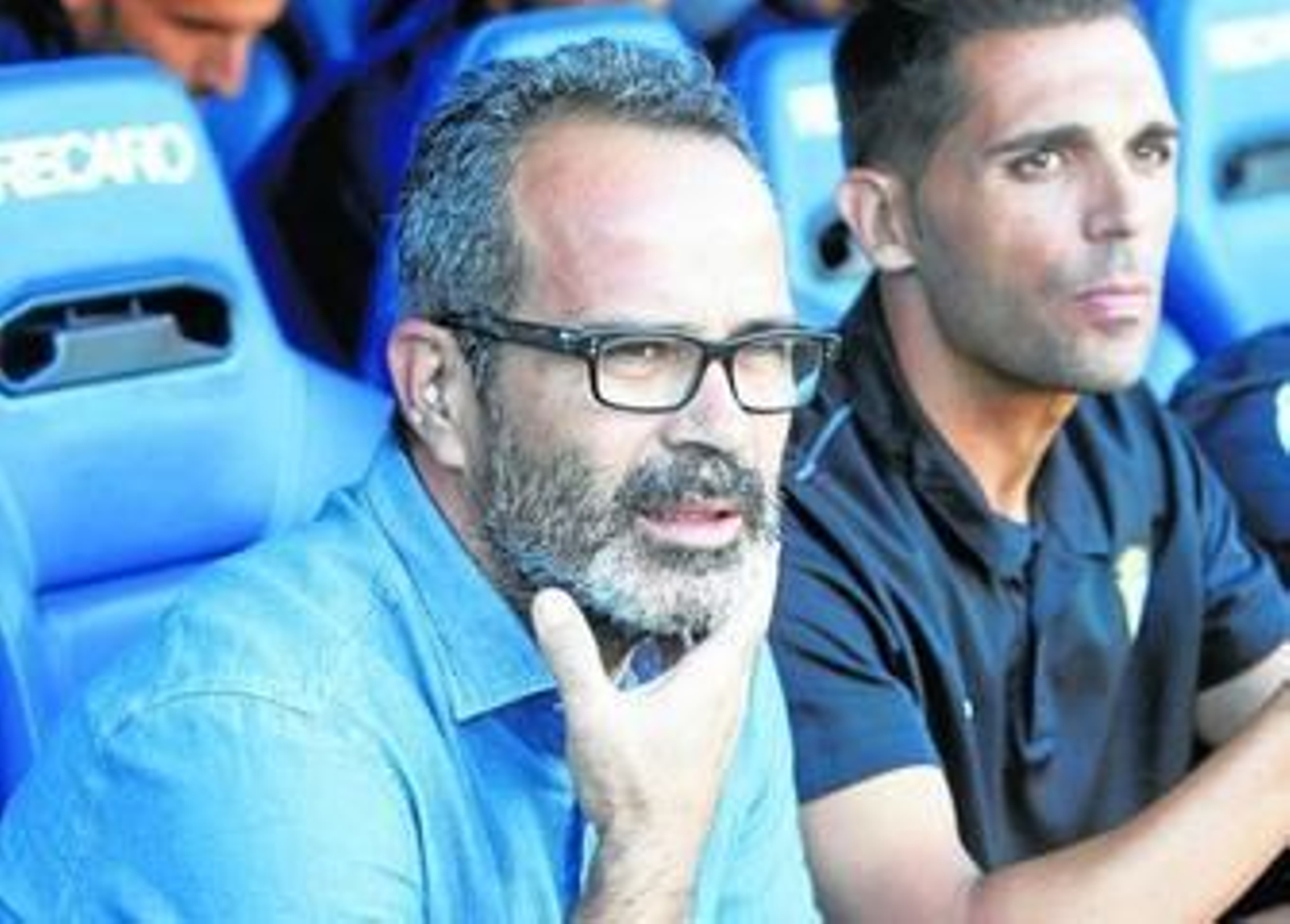 Cervera se lleva la mano a la barbilla al tiempo que sigue la evolución del encuentro.