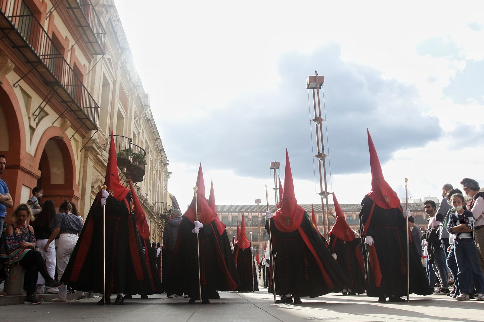 Jueves Santo en Córdoba: La procesión de la Caridad, en imágenes