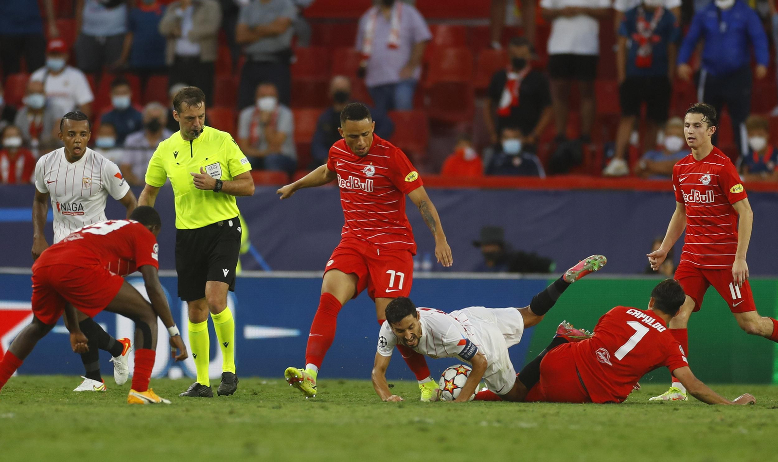 Jesús Navas cae ante Capaldo en la segunda parte.