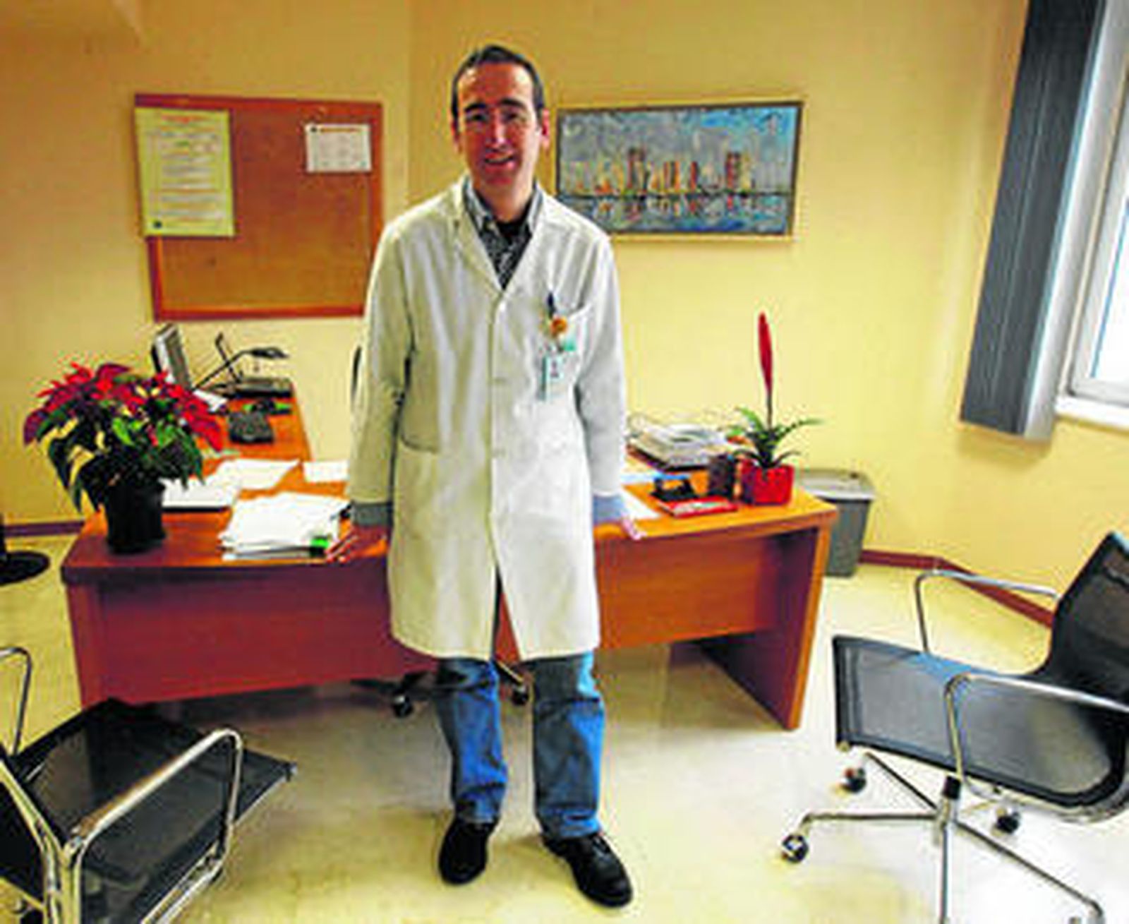 Manuel García Montero, en su despacho del Edificio de Gobierno del hospital.