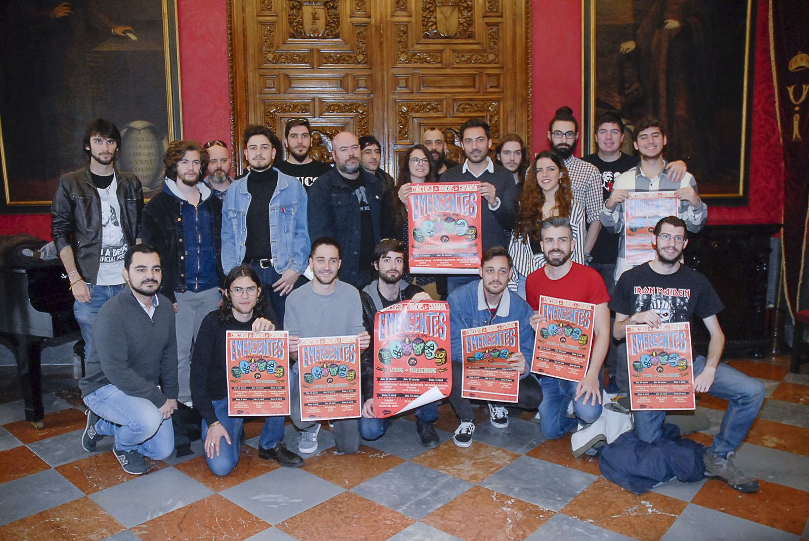 Acto de presentación de certamen en el Ayuntamiento con algunos de los grupos participantes.