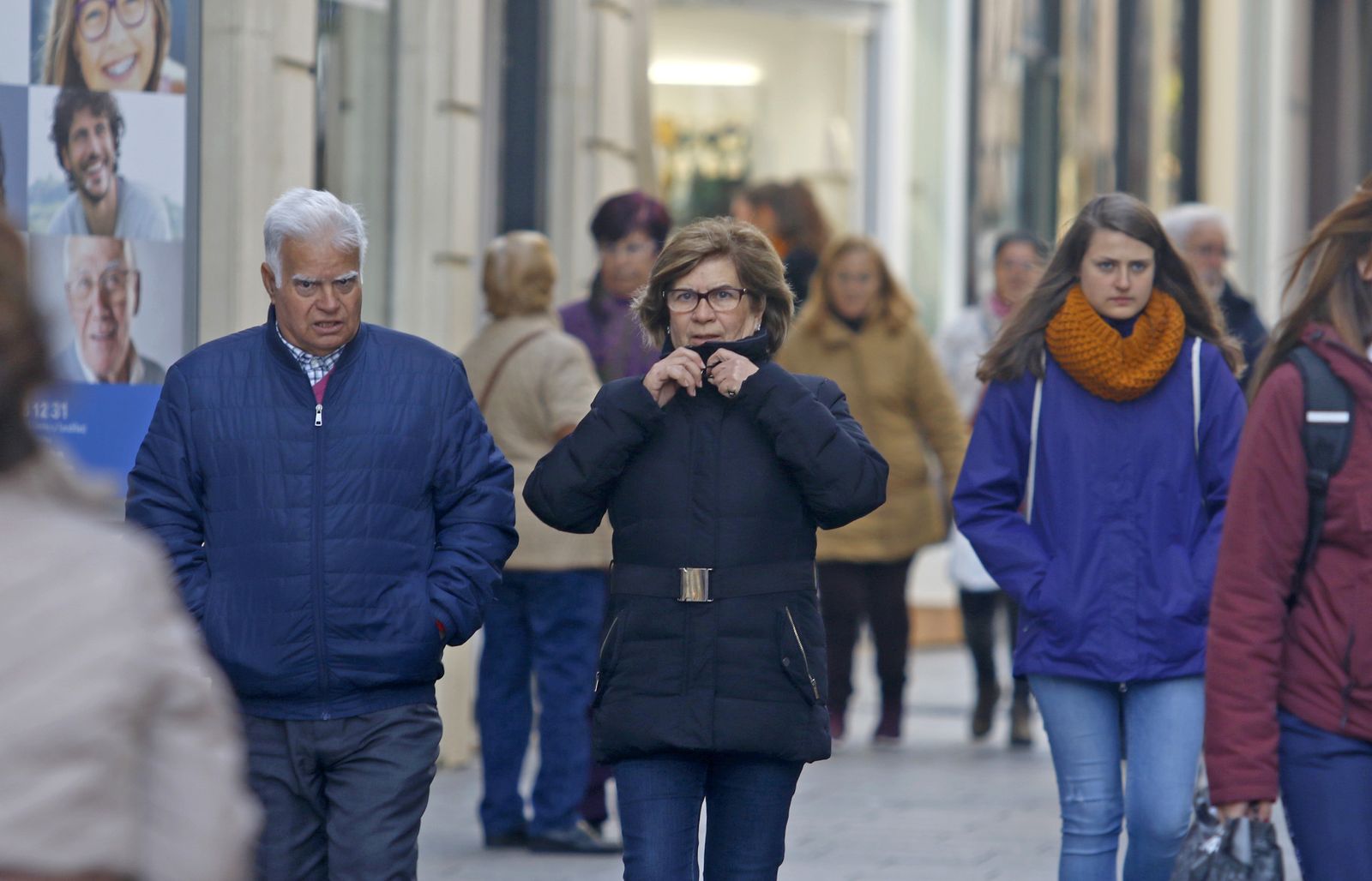 Varias personas caminan por el centro de Córdoba.