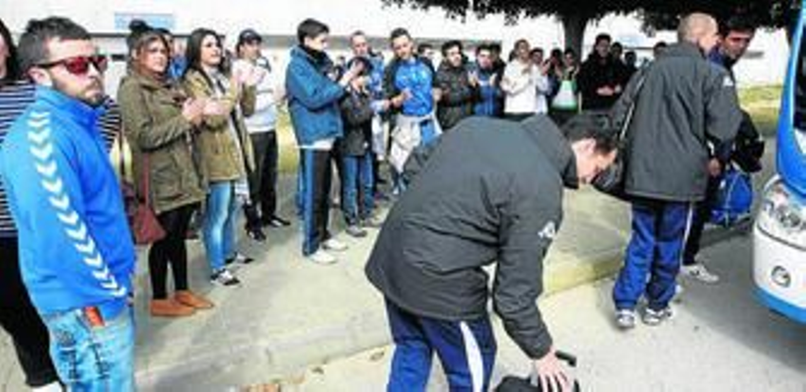 El técnico Carlos Ríos fue de los xerecistas más aclamados por la afición en el momento de subir al autobús que les iba a conducir hasta Murcia.