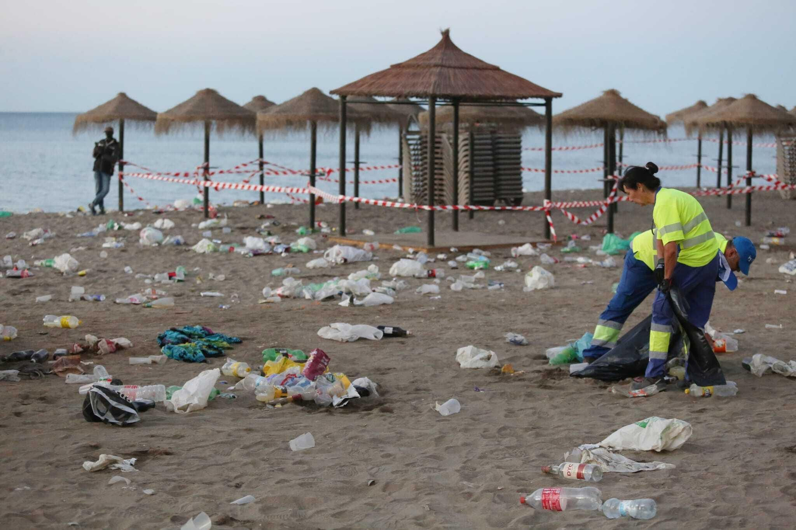 Así han amanecido las playas de Málaga tras la noche de San Juan